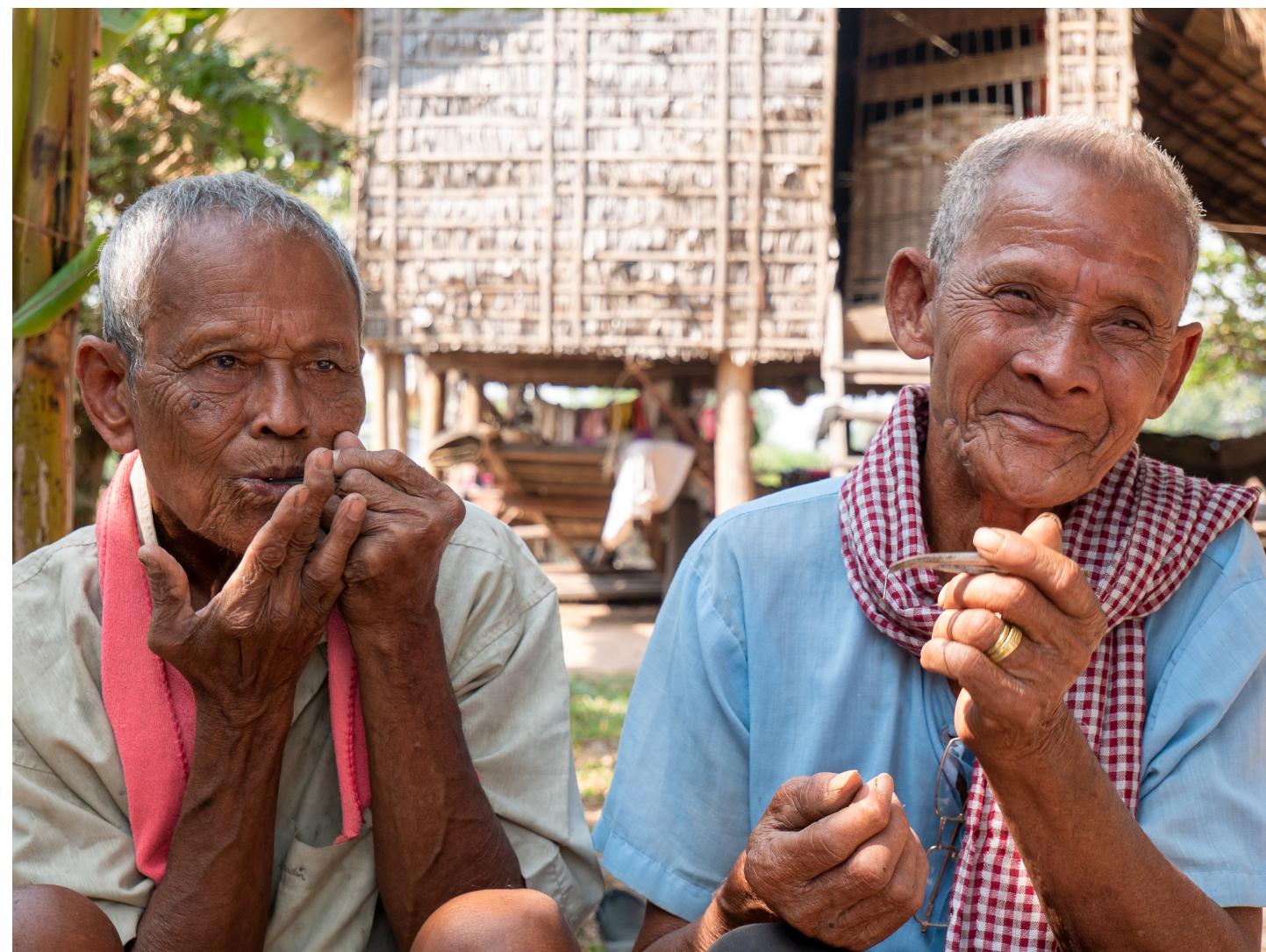 Figure 2: SON Soeun playing angkuoch daek (iron Jew’s harp), with his child- hood friend, instrument-maker BIN Song. Photo: Catherine Grant, 11 January 2020. 