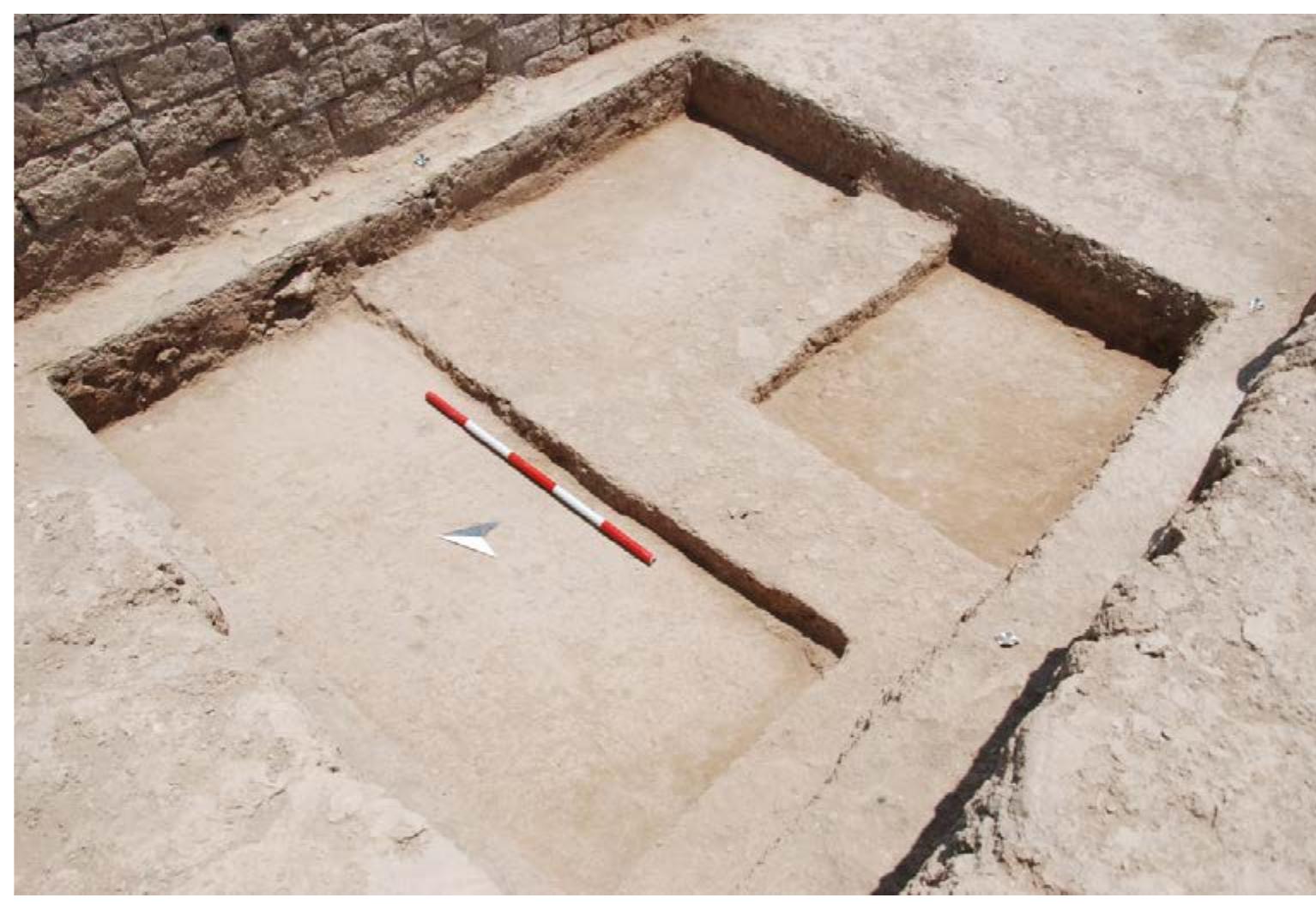 Fig. 5.4. Phase 3 LB I structures uncovered on the acropolis, in the deep sounding of area AA  Fig. 5.3. LB I storeroom in area H, view from the west. 