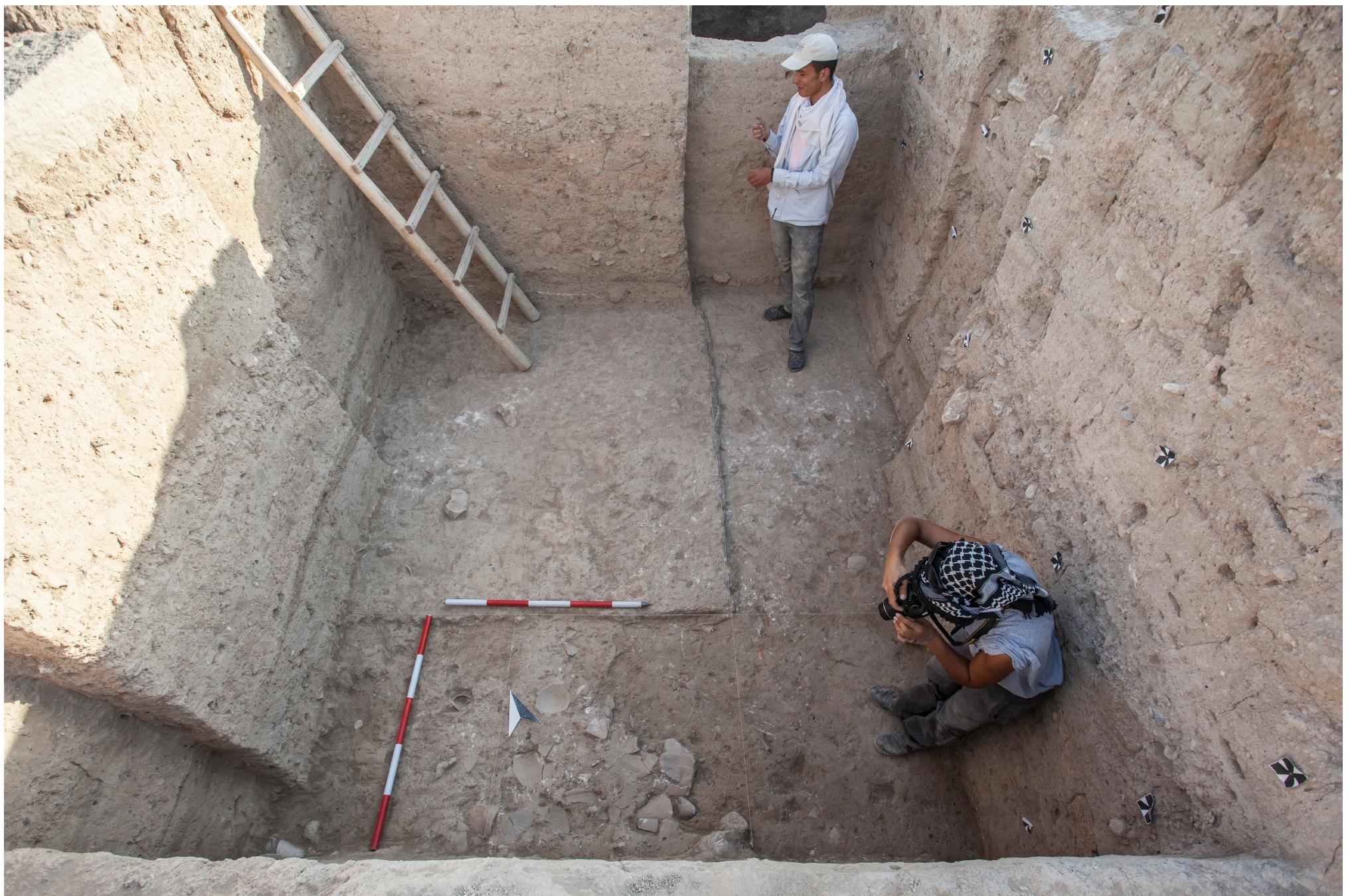 Fig. 6.6. The documentation of clay sealings in situ in a room in the LB II administrative complex in area C. 