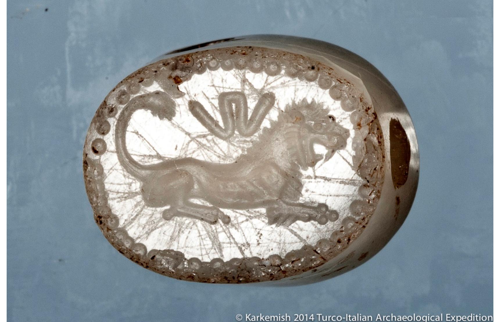 Fig. 9.6. Stamp seal made of rock crystal with the Luwian hieroglyphic name Tarhunta- walwi from the last phase of the palatial compound, end of 7 century BCE. 