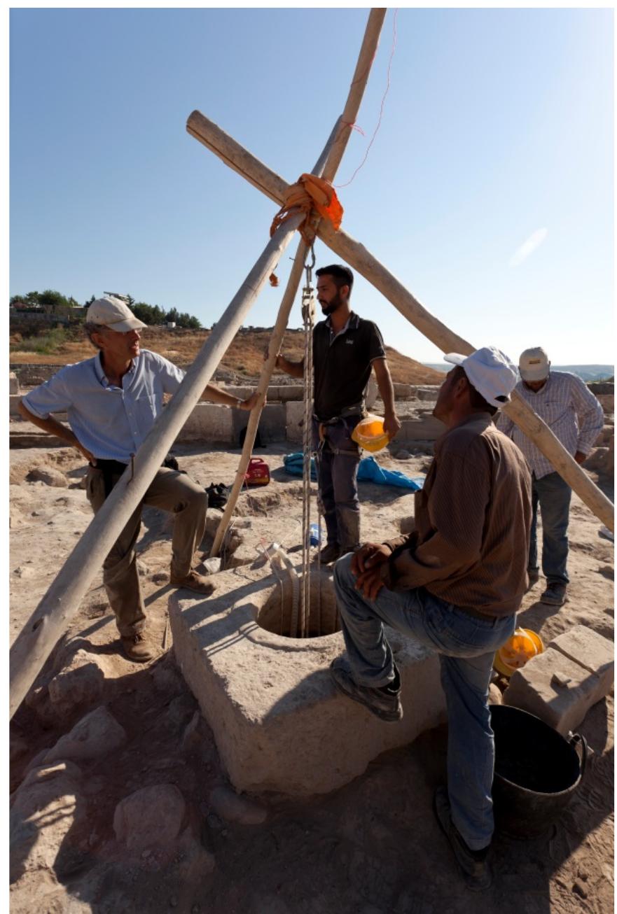 Fig. 9.8. The Neo-Assyrian well in the palatial compound of Sargon II during the 2015 campaign: entering the well. 