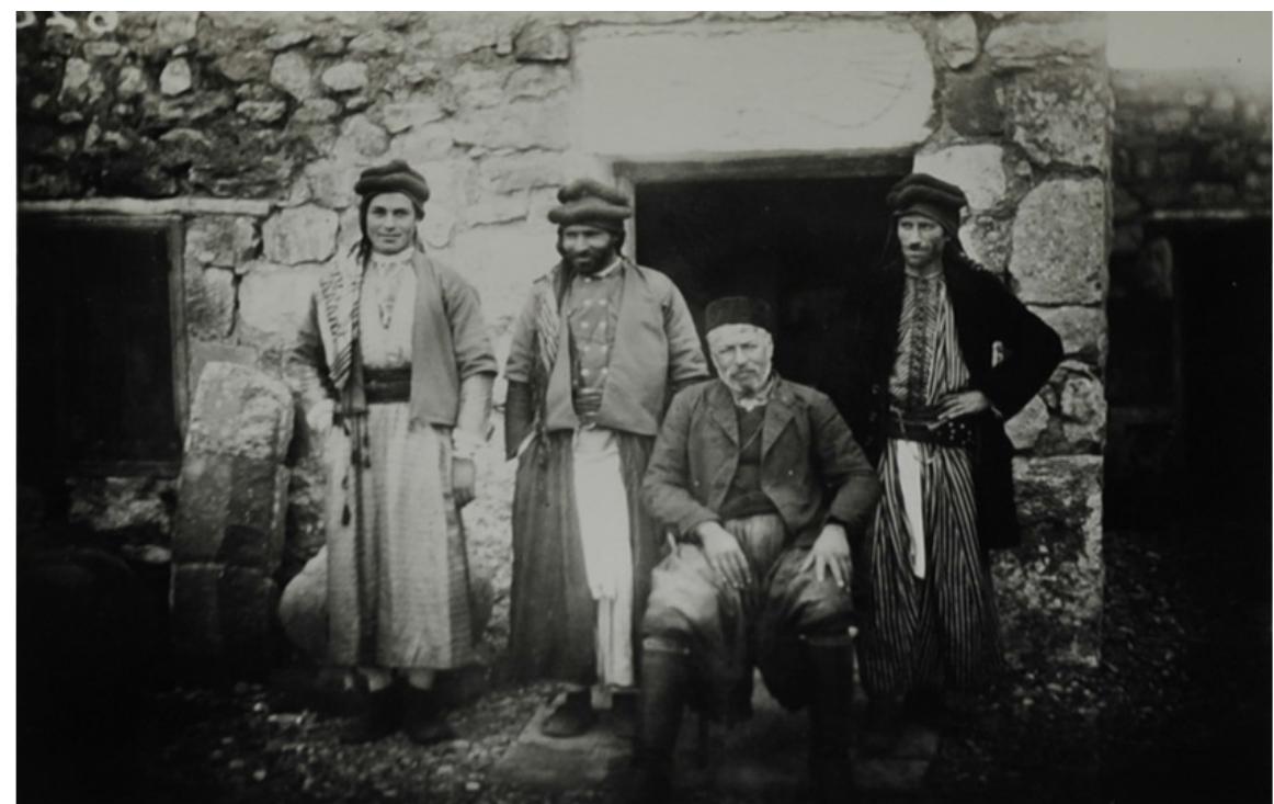 Fig. 13.1. The foremen Dahoum, Abd es-Salaam, Gregori, and Hamoudi in front of the liv- ing room in the old British Museum dig house (note the lintel sculpted by T.E. Lawrence, now lost; courtesy of the Trustees of the British Museum). 