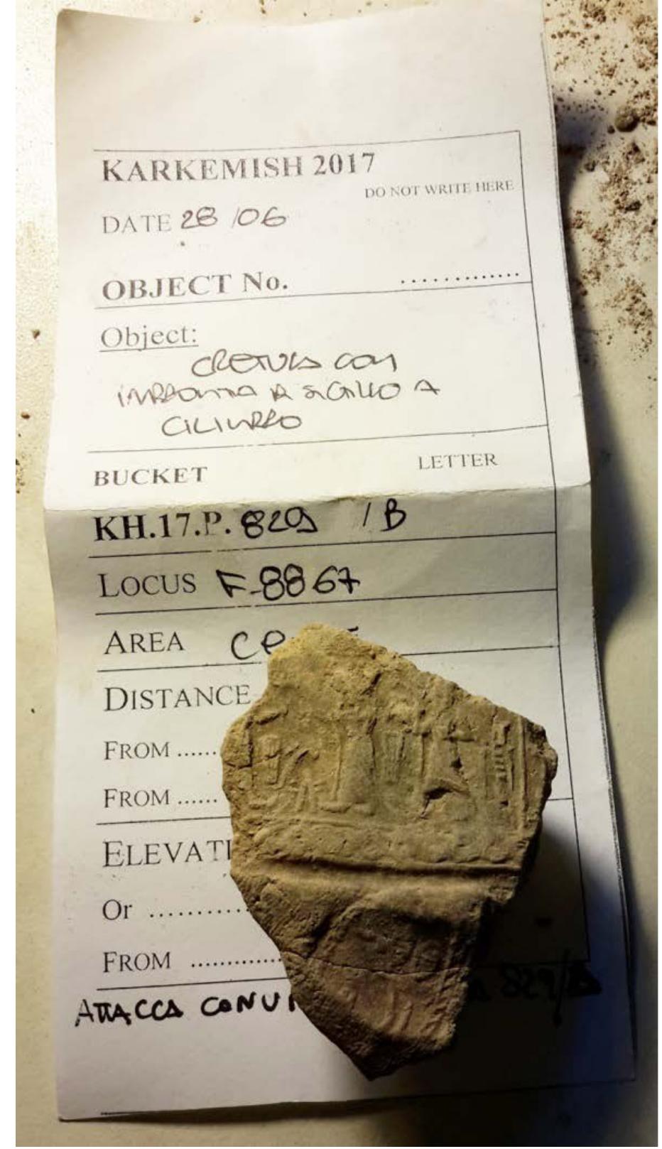 Fig. 5. Impressed clay sealing and related fieldnotes at its arrival in the conservation laboratory at the expedition house. 