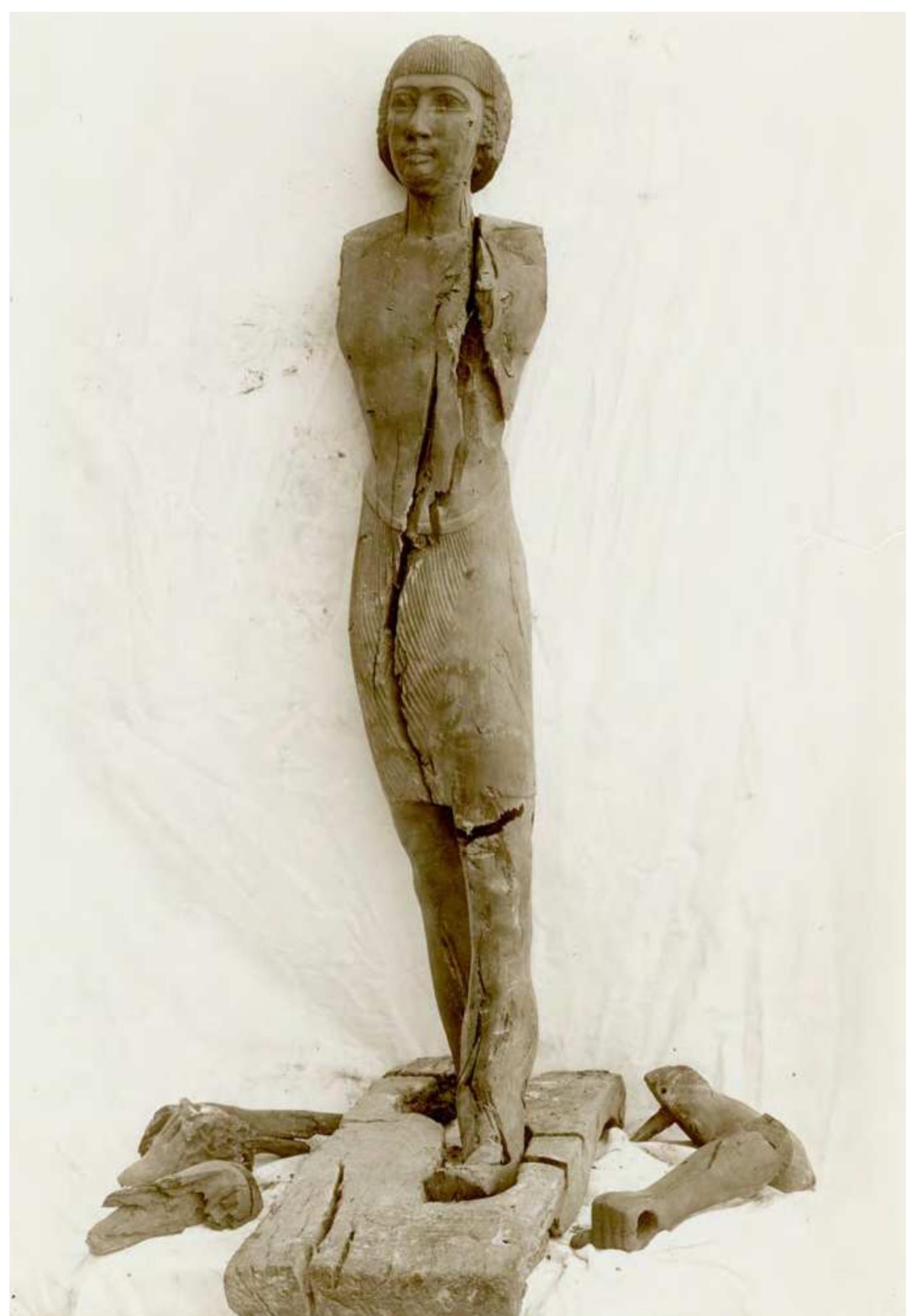 As confirmed by the texts on their bases, at the very least these three inscribed statues yelonged to one single individual. Additionally, the stylistic considerations above make it yrobable that also the other large-sized sculptures found within the cache were originally yart of this same statue ensemble, or at a minimum originated from the same workshop. It s not clear whether the gold foil, traces of which can still be found on JE 100373, was peeled ff from the skirt’s cross-flap during its transfer in later times or whether his damage had  ilready occurred at an earlier stage in history. 