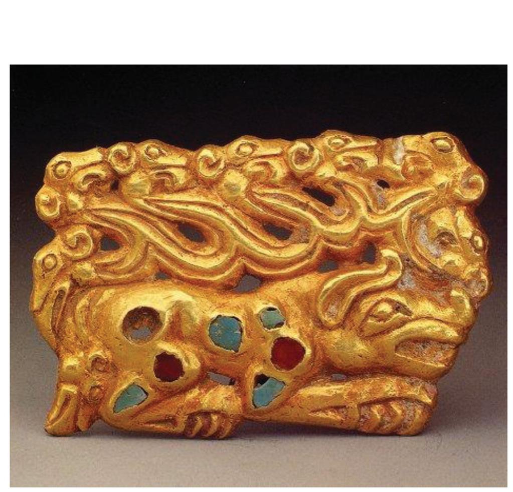 (Sth -3rd c BCE). The cemetery belonged to the nomadic group of the Linhu (from Chinese: “forest barbarians”) who are briefly discussed in the Chinese chronicle Shi ji (Records of the Grand Historian). The “Memoir to the Xiongnu” chapter mentions a nomadic group inhabiting the area of Aluchaideng, or, more precisely the Ordos Loop in north China: “North of Jin were the Linhu and the Loufan, whilst north of Yan lives the Donghu (Eastern Barbarians) and Shanrong (Mountain  Barbarians), each with their own chieftains. From time to time, they would have gatherings of a hundred or so men, but no one tribe was capable of consolidating the others under a single rule” (Watson 1971, 132). The Chinese historiography proceeds to tell us that the Linhu were defeated by King Wuliang who ordered the construction of a great wall starting from Tai at the foot of the Yin mountains; after that, the Linhu nomads disappear from Chinese historiographies (Watson, 133). However, several archaeological discoveries in Ordos afford us a better look into the material and social lives of the nomadic group neighboring early China.  rs i , :  , , ee: ee: ae |  At Aluchaideng, the bodies of two Linhu nobles were uncovered, both fashioned in attire covered in golden ornaments (Tian and Guo 1980, 333-343). Shown below is one of the buckles sewn onto the funerary garment: on it, one sees a counterfactual anatomical fabrica- tion. The mode of expression is primarily metonymic: bird heads replace the whole raptor and deer antlers stand for the deer, even the tiger is not depicted in its entirety but instead transforms into the other two species. In such a configuration, animals exist in a state of flux and forms are mutable, interchangeable, inherently unstable. The final 