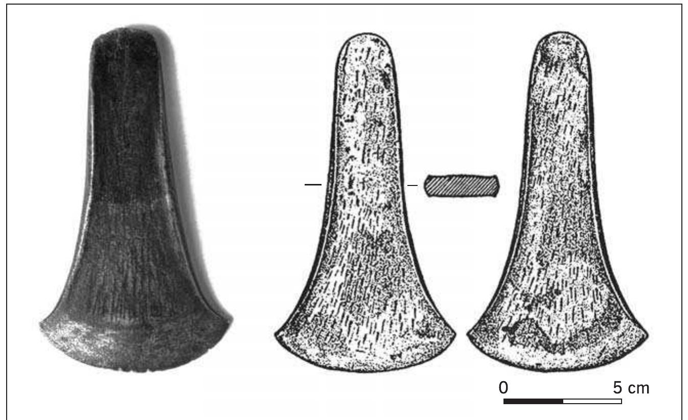 Needham has proposed Unétice influence on some Brit- ish flanged axes of Arreton type, without identifying any imports from Central Europe to match the exported axes (Needham 1978, 278; Rohl/Needham 1998, 92). The socketed skeumorph of an A2 flanged axe from Wangford, Suffolk, would be a candidate if its British provenance were cer- tain®2. There is no doubting the provenance of the ribbed bracelet of 14% tin bronze from a late Beaker burial at