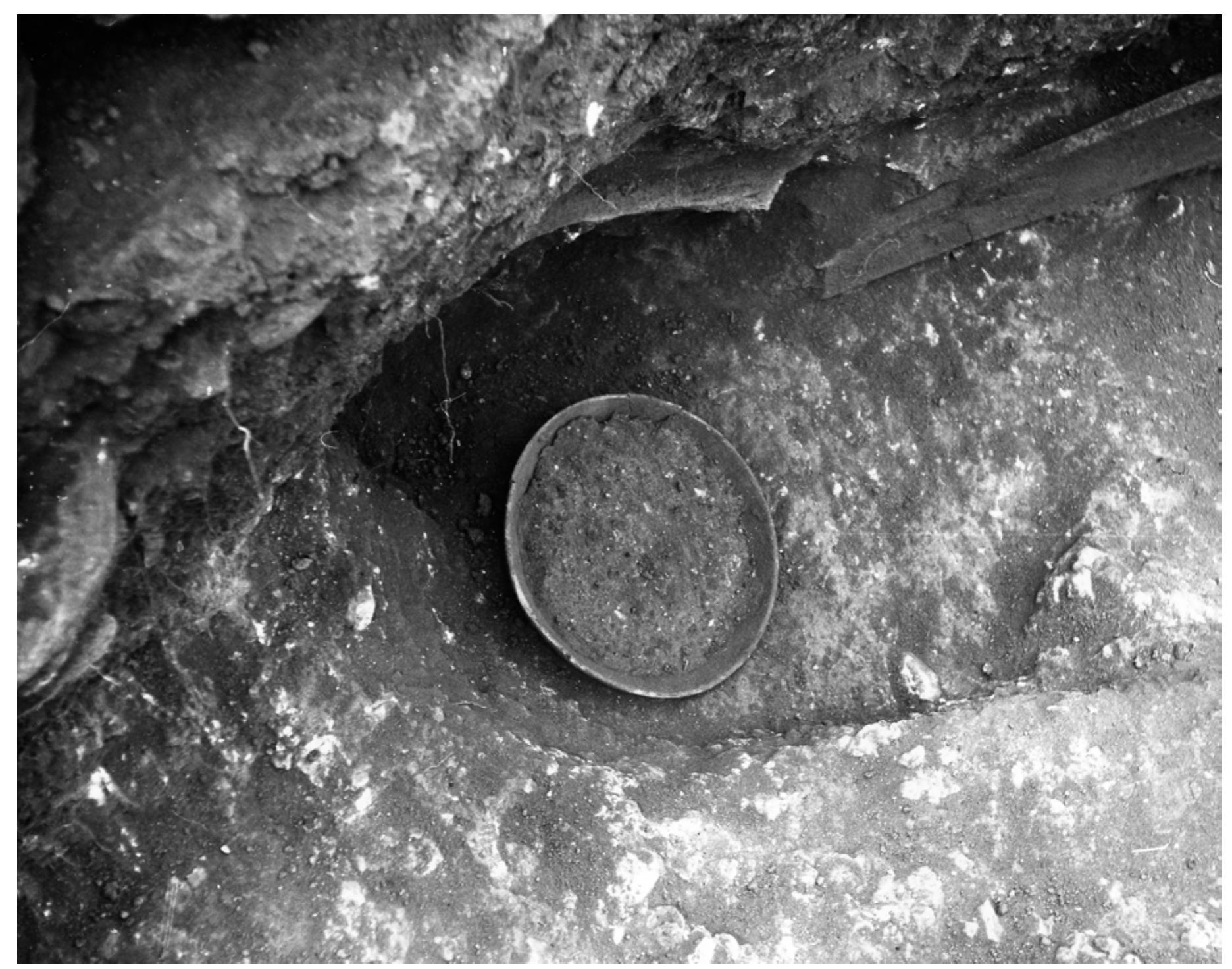 Pl. 30. Grave 16. Agios Athanasios, Liopesi (Paiania). Photo Ephorate of Antiquities of Eastern Attica. 