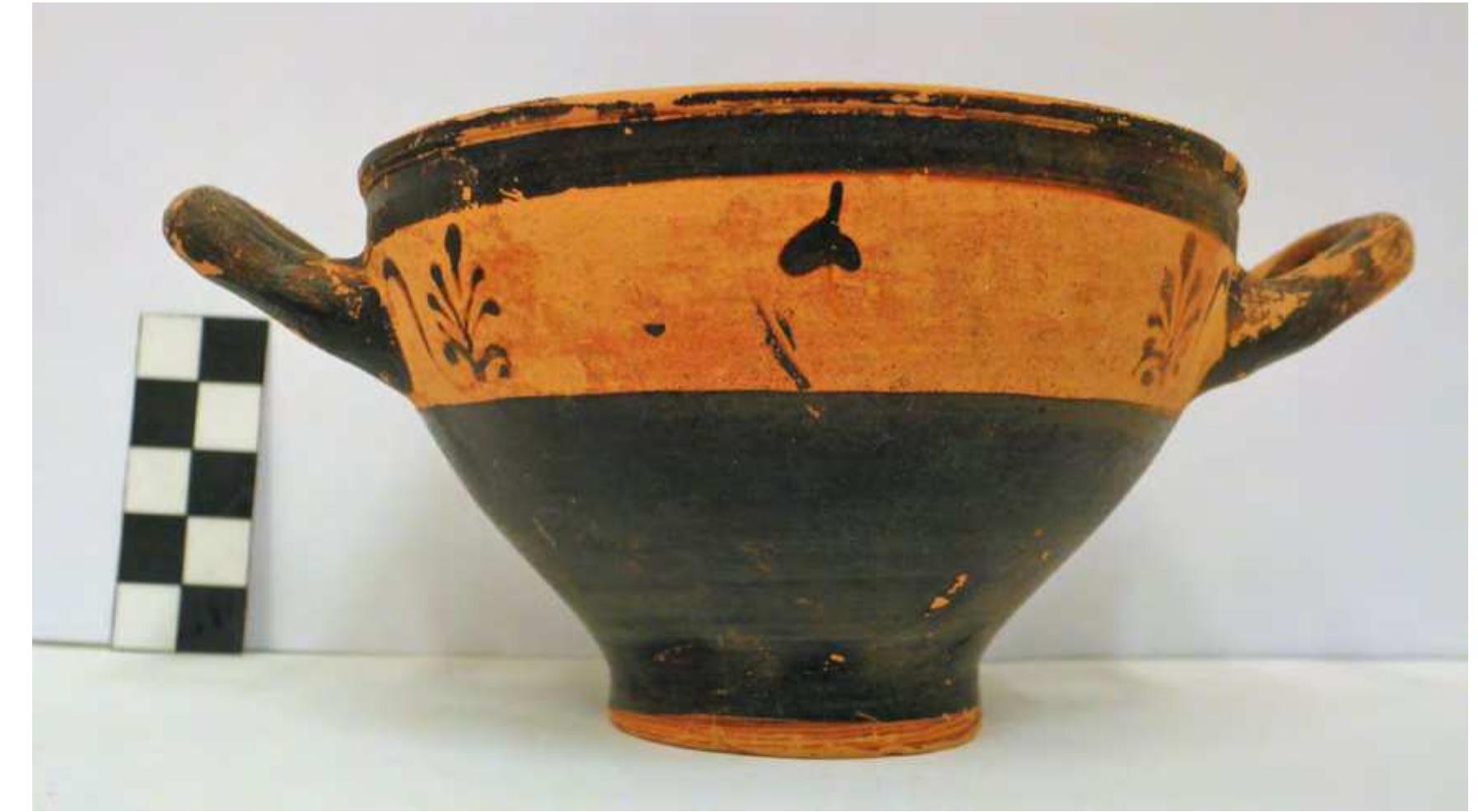 Fig. 7. Black-figure skyphos from Grave 7. Photo P. Galiatsatou. 