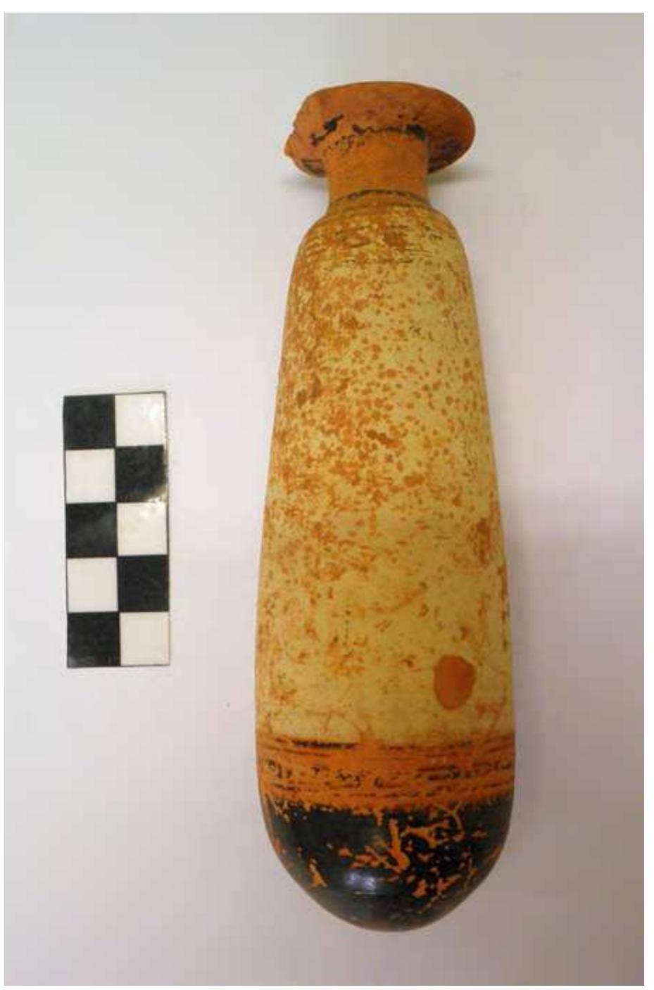 Fig. 8. Black-figure alabastron from Grave 7. Photo P. Galiatsatou. 