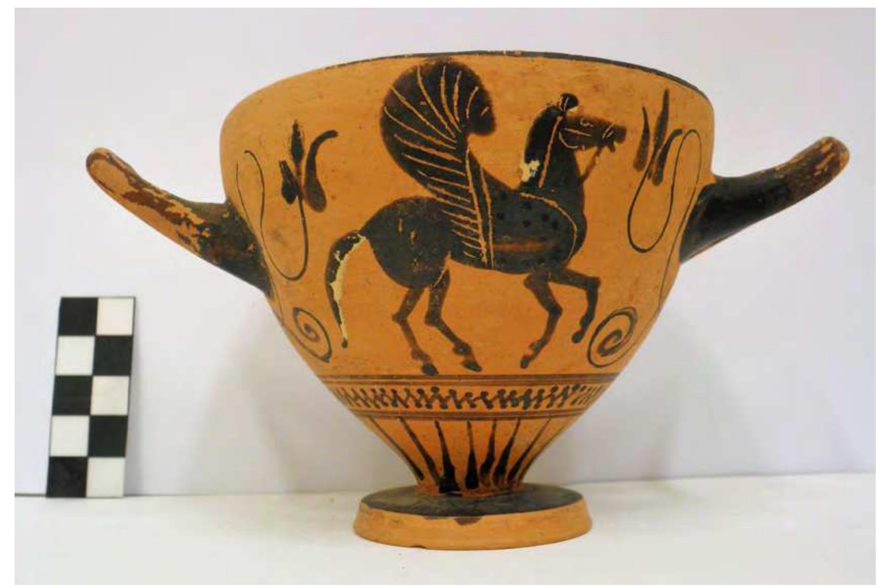 Fig. 10. Black-figure Attic Type skyphos from Grave 10. Photo P. Galiatsatou. 