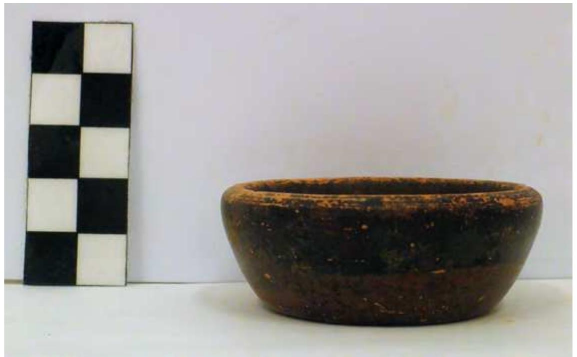 Fig. 48. Red-glazed alabastron from Grave 4. Photo P. Galiatsatou.  Fig. 47. Black-glazed oinochoe from Grave 4. Photo P. Galiatsatou. 