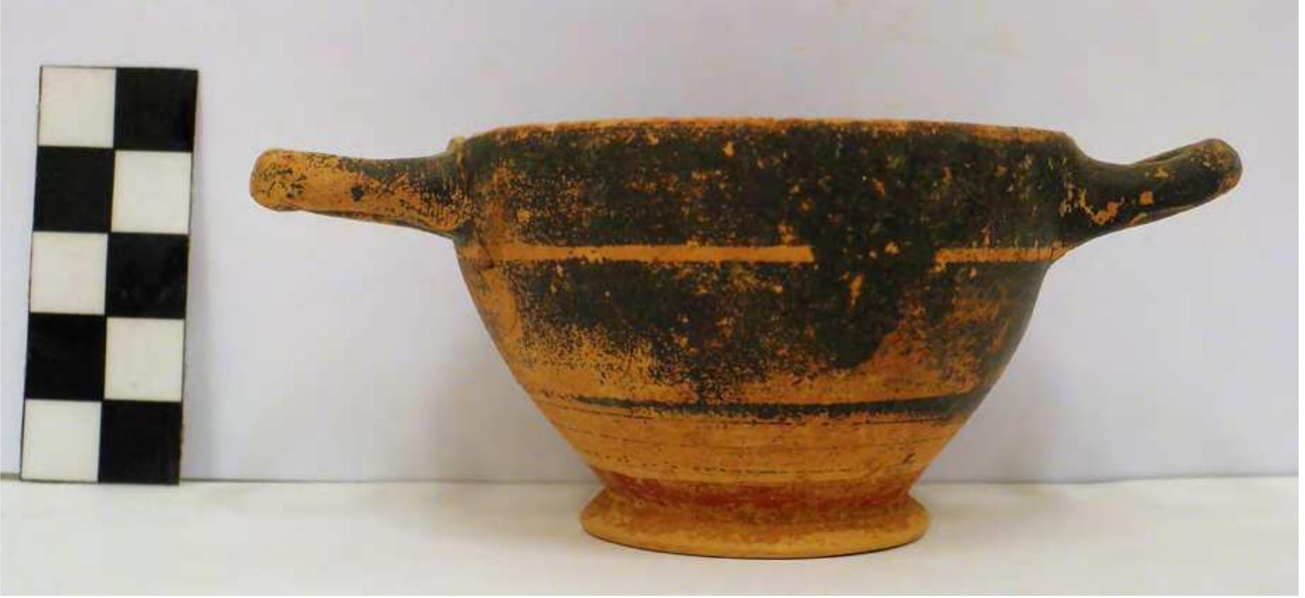 Fig. 60. Black-glazed skyphos from Grave 10. Photo P. Galiatsatou. 