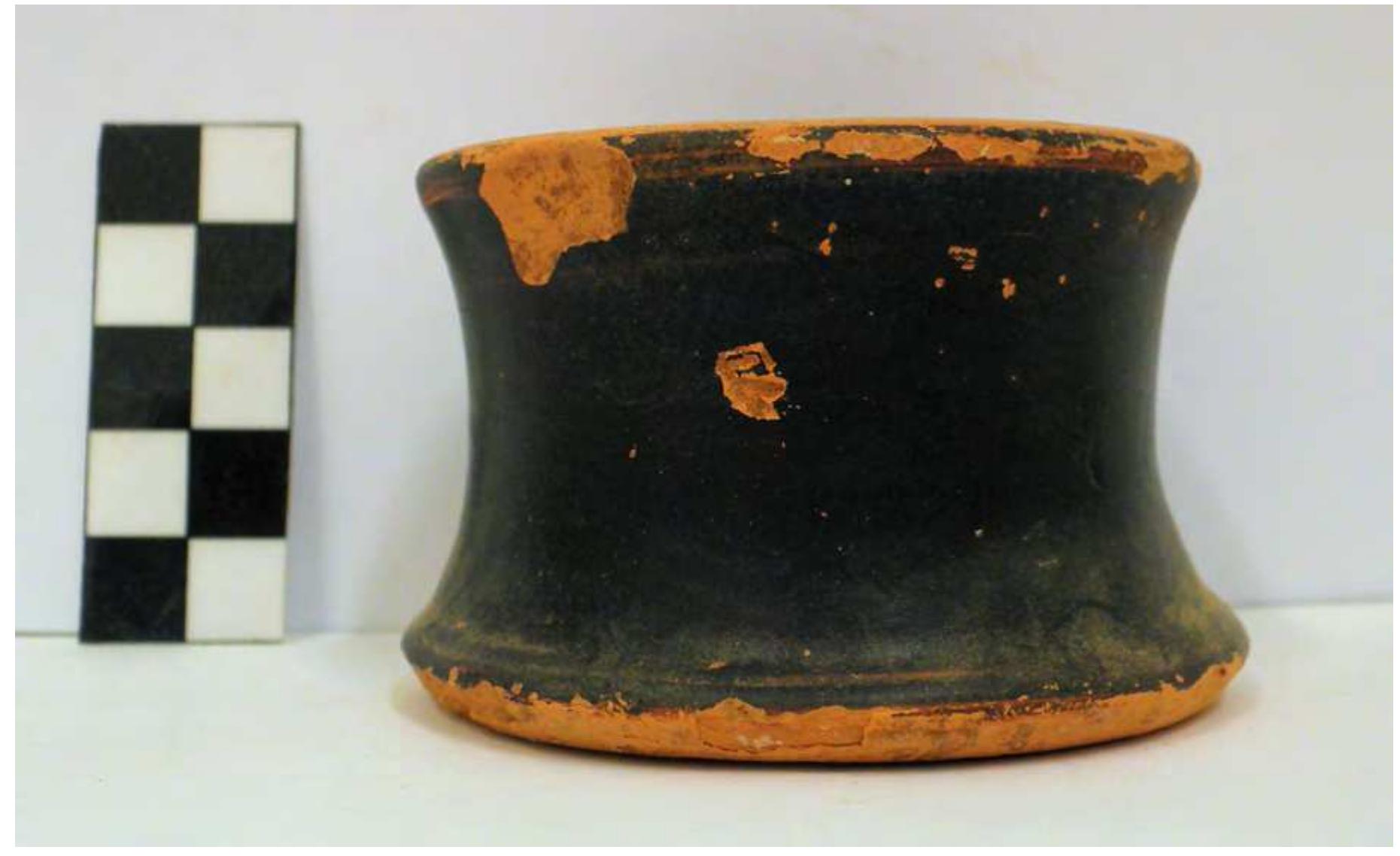 Fig. 61. Black-glazed pyxis from Grave 11. Photo P. Galiatsatou. 