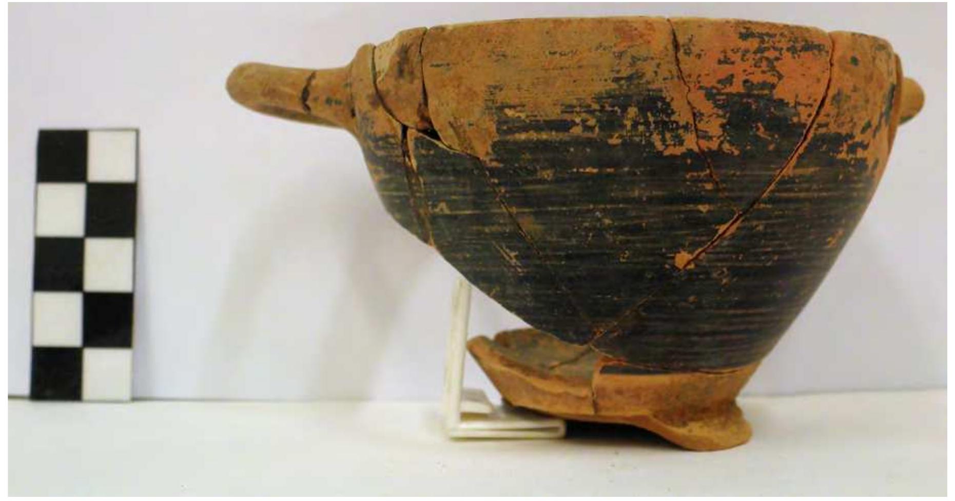 Fig. 71. Black-glazed Corinthian Type Skyphos from Pyre 3. Photo P. Galiatsatou. 