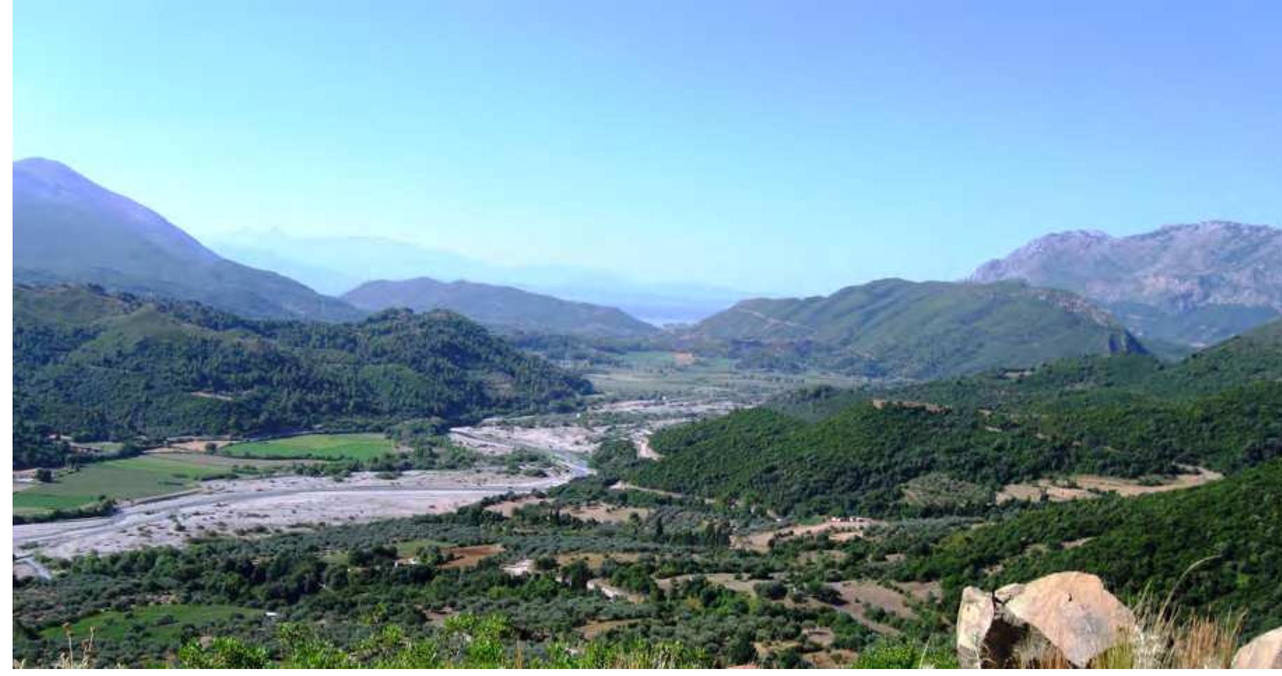 Ex. 3. Anown tov Evnvov motapov and ty Se&ta tov oxOn.  O Evnvos, napatnpel evotoya o Xtepytomovdog, eivat o katefoxrv aitwrtKdc Totapoc.*” O K. Pwuaios eixe Ldhiota Pewprjoet mBavi] tH Aatpeia Tov OTO tepo THs Xpvoofitoac, Kovtd oTov Ogppio.*! Kata th pvPoroyia, epepe TO Ovo Tov Pacthia Twv AltwAwy, Tov Tviynke KatadwwKovtas Tov Ida, anaywyéa THS KOPNS Tov Maprnooac, evw eivat yywotdcs Kat wo AvKoppac kat Xpvooppoac.” And to LopokAn xapaxtnpiletat Babvp- pous,® evw Tr ypryyopn por Tov paptupei o Ofidtoc.* H dtéBaon tov motapyod eppavitetar SvoKoAn, apov Kata Th LVBodoyia eheyYoTav amd Tov KEvtavpo NEGO, 0 oMOIos TepvovoE TovG Siabates oTHV amevavtt OXON TAVW OTN PAX Tov evavtt apotBrs. Etot avapepet o UVGOS TNS avaxwpnons tov HpakAr Kat THs Antdaverpac ano thv Kadvéwva, mov kataAnyet Ge Lovopaxia pe tov HpakAr Kat Pavatwon tov Kevtavpov.* To Oya exel aoTumwOei OTHV apxaia eAAnvucy ayyeloypagia, OMWC GE Lia ATO TIC YYWOTOTEPES ATELKOVICEIG TNS, TOV ATTIKO LEAAVOLOPPO aLPopéa Tov Zwypa~ov tov Néooov (620-610 1.X.) (Etc. 4).*° H mpaypati Svokoln didBaon Tov NoTapLov TeKUNplwWveTat UAALOTA Kal ATO vEdTEpEs TIVES, TOV LETAED dAAWV avapepovV THV vrapén «mopPpEewv» mp THv KataoKevt] otdnpodSpopuKns yepupac.” 