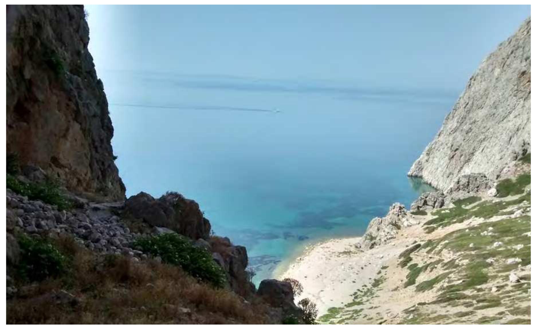 Etx. 6. Anown tov Sakdcotov xwpov amo ty Von tov onnAaiov Ay. NikoAdov ot votia Bapdoopa.  Tia tig Enoxés tov Xadkovd kat Tov XiSpov apPova MAEOV GTOLXEiAa LAG TPOOPEPOVTAL AMO THY TEpPLOXT} apéows Pdopeta THs AivoNdracoas Tov AttwAtKod, 7 OTOia avadetkvVETAL yla TOAAODS ALWVES Oe ONMAVTIKO errikevtpo Cwrs Kat MLOavoTaTa SLOLKITIKO KEVTPO.® Urn LvKTVaikr Tepiodo ElStKOTEPA, MAPOTL LAKPLA ATO Ta weyaha avaktopikd Kévtpa, 1 brapEn olKiopwv PE ONLaVTUKT vavTiKH SbvauN LaptupEitat amd Tov Ounpo. HapadAnra, n ovyKevtpwon pvnpetakwv BoAwtwv tapwv ths YE II-ILIT enoyij¢ otov Ay. HAia Kat th Xrapva™ texunpiover avapPiPora thv VTAapEN TOMIKwV NYELOVWV Kal TIC OTEVvés OXéGEIG LE GAAA LEPN TOV LUKIVaikod KdopLOVv. Metakb dAAwv ogeidovtav oTv KouPiKt] yewypagiKr Bon Mavw oto Bahdcoto Spdpo mpog ty Avon.® H meptoyr avéntvge and thv pwn Enoyr tov XaAkov e€wtepikes GXECEIG, OVPPETEXOVTAG ota dixtva dtakivnons oytavod Kat Statnpwvtac oxEoets LE TO Atyaio,® ev@ LELOvwLEVa LUKNVaikda evprpata amo tov Ay. Hiia BeBatwvovv eumeces ettagés pe Thv Atyvmto kat Tov evpUTEepo ywpo THs Meooyeiov.” 