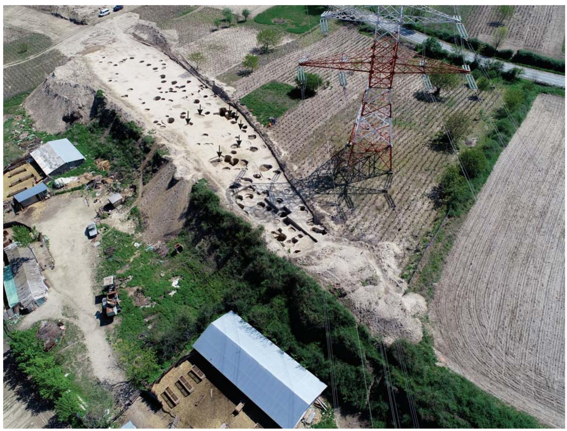 Fig. 1. Jijila-La gradini. Aerial view of the archaeological site in 2018-201 Black arrows indicate Bronze Age graves 