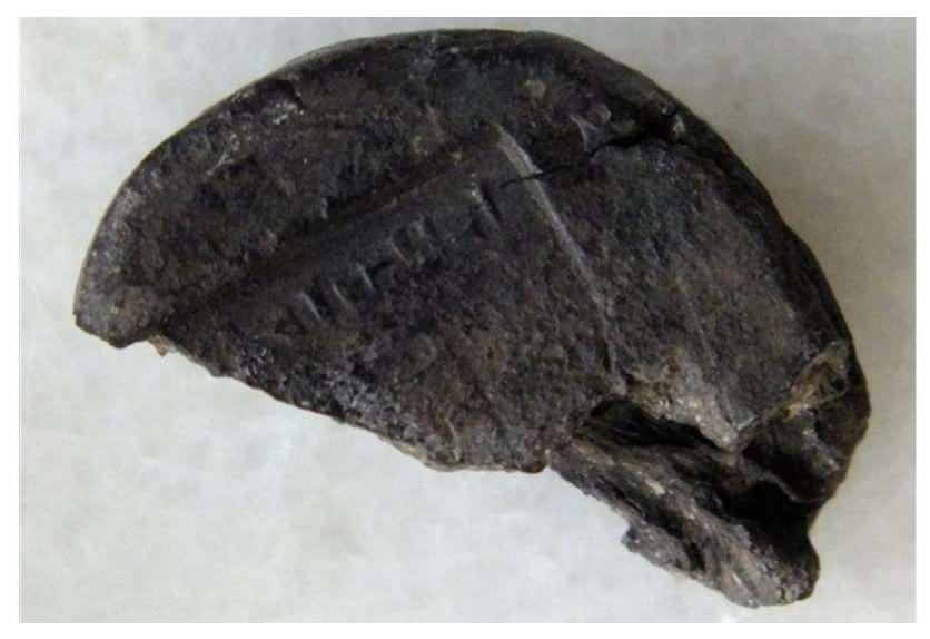 Fig.6.a,b. Upper surface of the bulla  The cream laid, drop-shaped bulla's upper and lower surfaces and inscribed lateral sides have been partially destroyed. For this reason, we do not know whether there is a seal impression. The lateral side of the bulla is 1.4 cm in height, 3 cm in length, and 2.4 cm in width, and the maximum width of the inscribed lateral side is 8 cm. 