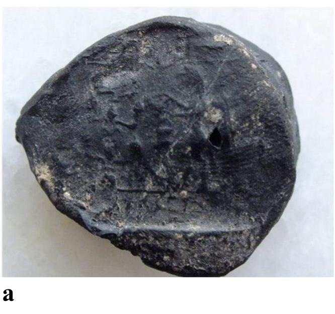 Fig.12a,b. Upper surface of the bulla (with Uasuli cylindrical seal impression)  AEE NENG: VNR Ee NE I SE EE MEER, Ee OE RARE: SEAM AREY, BAA Se EN  The impression on the cylindrical face of seal was impresed to the lower side of the bulla, and the stamp impression was applied to the upper side of the bulla. But the impressions are not well pressured on the bulla. In the cylinder impression, only one cuneiform sign“[" vat su-[li]” at the bottom of the seal is stamped on the clay. We know that the inscriptions on the 'Yasuli type seals, passed this expression (CTU IV: 211-220): KISIB LU, | -su-li (the seal of asuli man). 