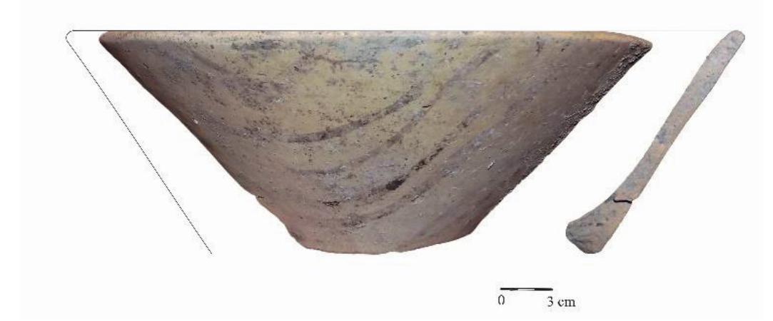 Photo 41. Mosna-Rdpda/Tabla. Surface dwelling.  Shape: tronconical bowl; Semifine category (good polished, outside); Homogeneous paste; Temper: fine grain sand (rare pebbles); Very good firing; Brick-like color with greyish firing marks. 