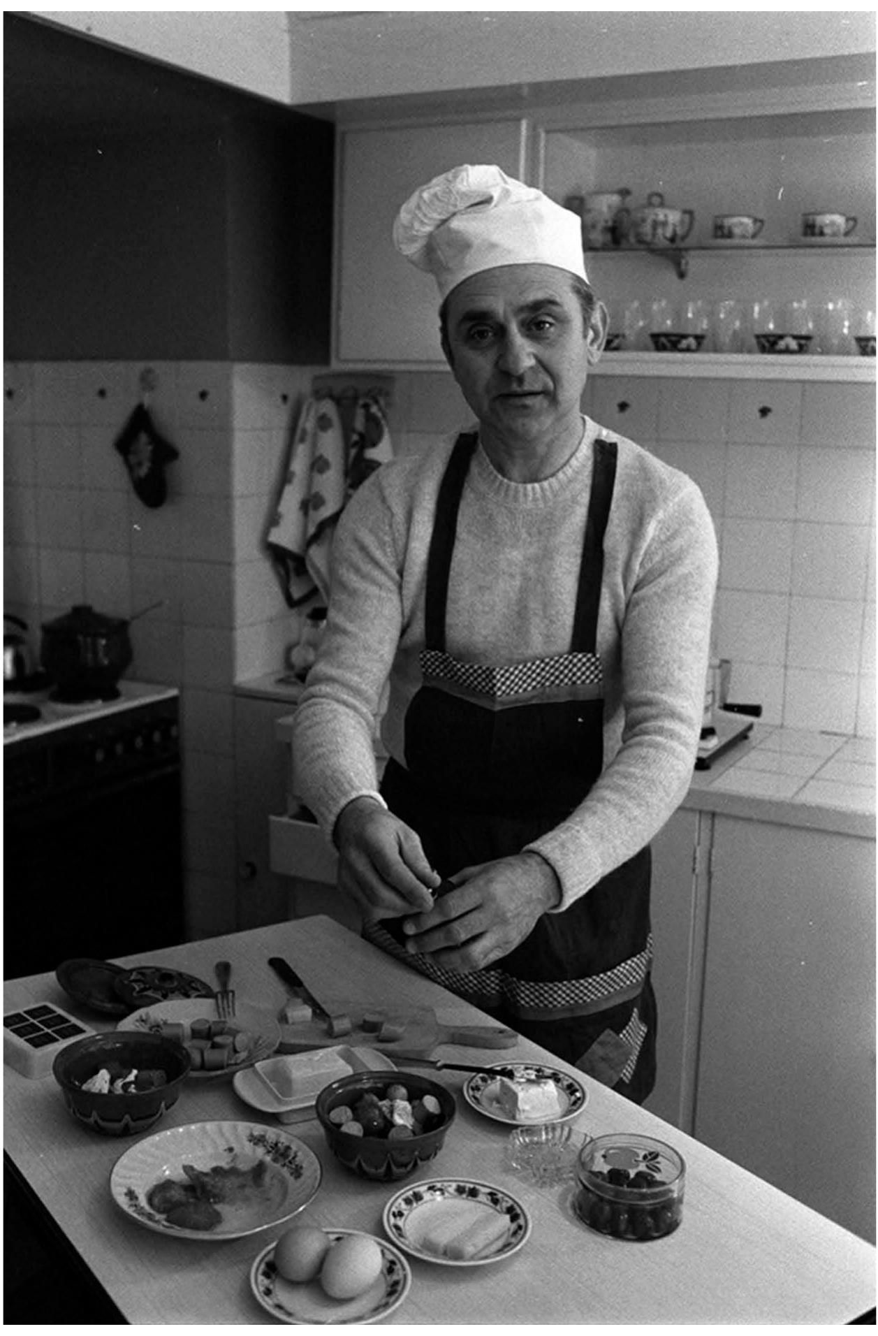 Figure 1. Petur Saraliev, a professional musician and the author of A Cookbook for Men (1984). Press Photo BTA. Photo: Oleg Popov. 