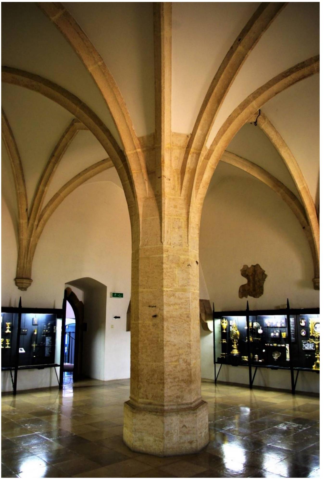 Figure 10. Krakow, Wawel castle, Ground floor of the Hen’s Foot Tower (now called the Casimir Hall). General view. Photo by Tomasz Ratajczak, the author’s own work.  two stories during a modern-period reconstruction of the Royal Castle at Wawel. What we know about the colors used in its decoration comes solely from a small relic found during early 20th-century restoration works in the so-called Bird Room (Sala pod Ptakami), the former upper part of the Gothic room. A fragment of a fresco with geometric and plant motifs in pink color tones has survived there, framed by a grey border with white plant scrolls. Unfortunately, this small fragment is not enough to determine what the non-extant parts of the decoration looked like, and we could stop at a general statement of the presence of a painted decoration of the castle hall, were it not for the intriguing source information which prompted researchers to consider the possible character of the painted decoration of the royal bedroom.  