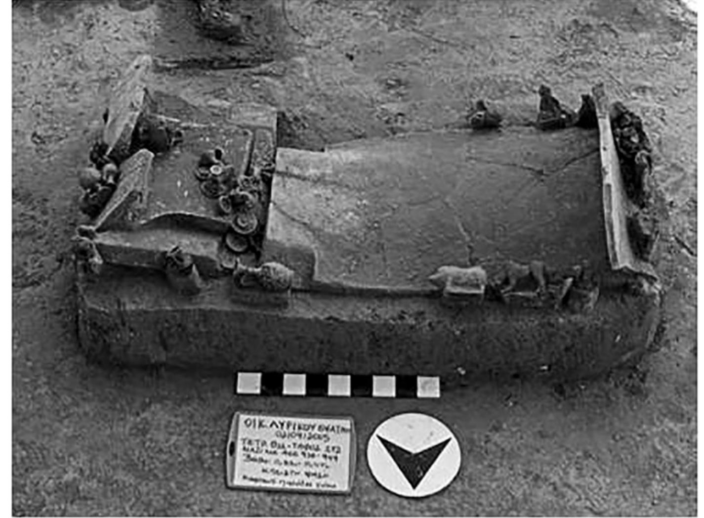 2 Child inhumation burial (no. 172) at Garitsa cemetery in Kerkyra 