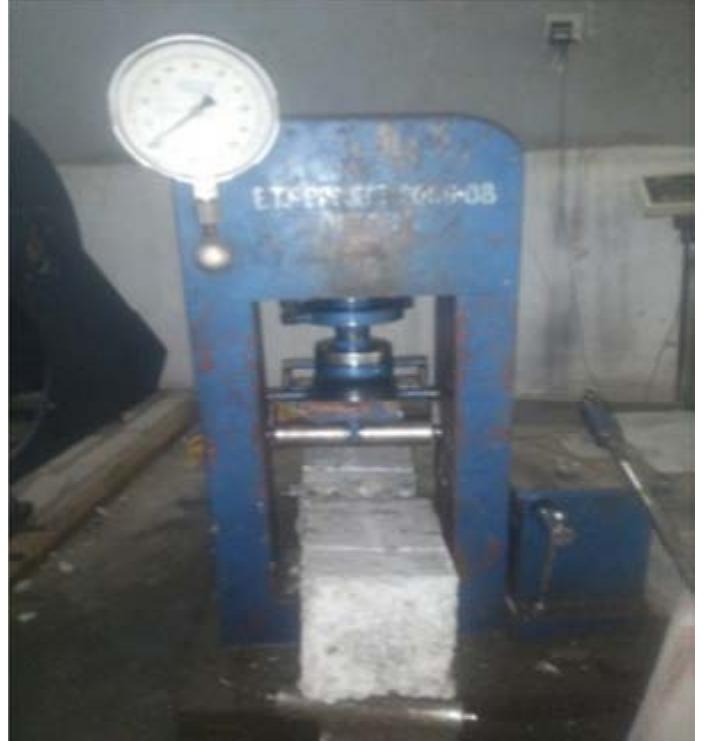 3rd Point Loading Testing Flexural strength test machine. a third point loading with