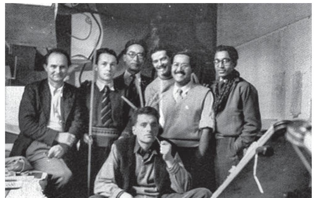 13/ L’équipe dell’atelier Le Corbusier nel 1952 (I. XENAKIS, Musique de l’architecture ..., cit., p. 30).  13/ The équipe in the atelier Le Corbusier in 1952 (I. XENAKIS, Musique de l’architecture ..., cit., p. 30). 