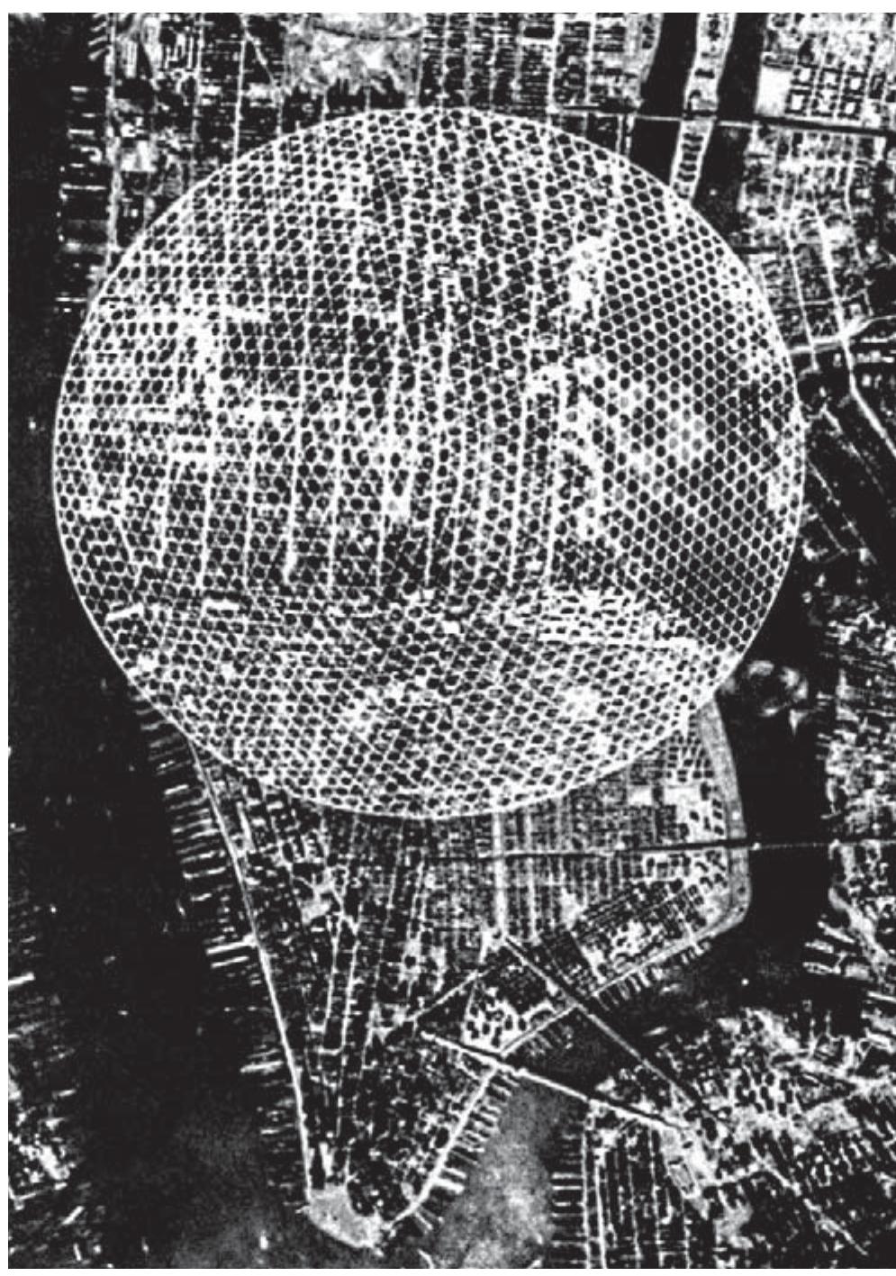 24/ Buckminster Fuller, progetto per Dome over Manhattan (1960), veduta aerea zenitale.  24/ Buckminster Fuller, Dome over Manhattan (1960), overhead aerial view. 
