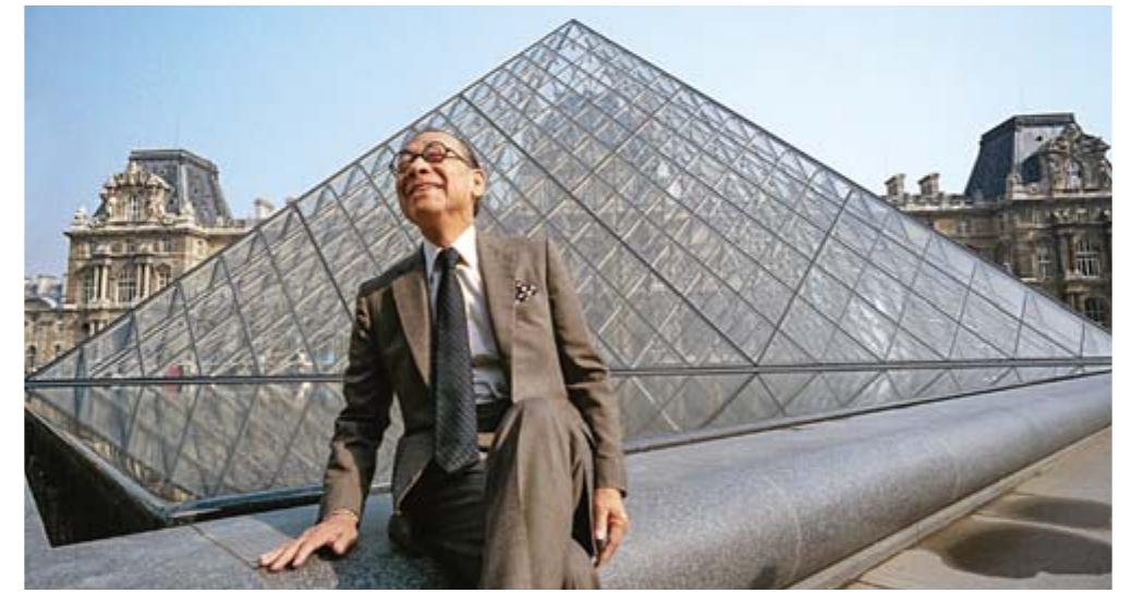 25/ Ieoh Ming Pei davanti alla Pyramide Inversée del Lowvre (1985-89).  25/ Ieoh Ming Pei in front of the Pyramide Inversée at the Louvre (1985-89). 