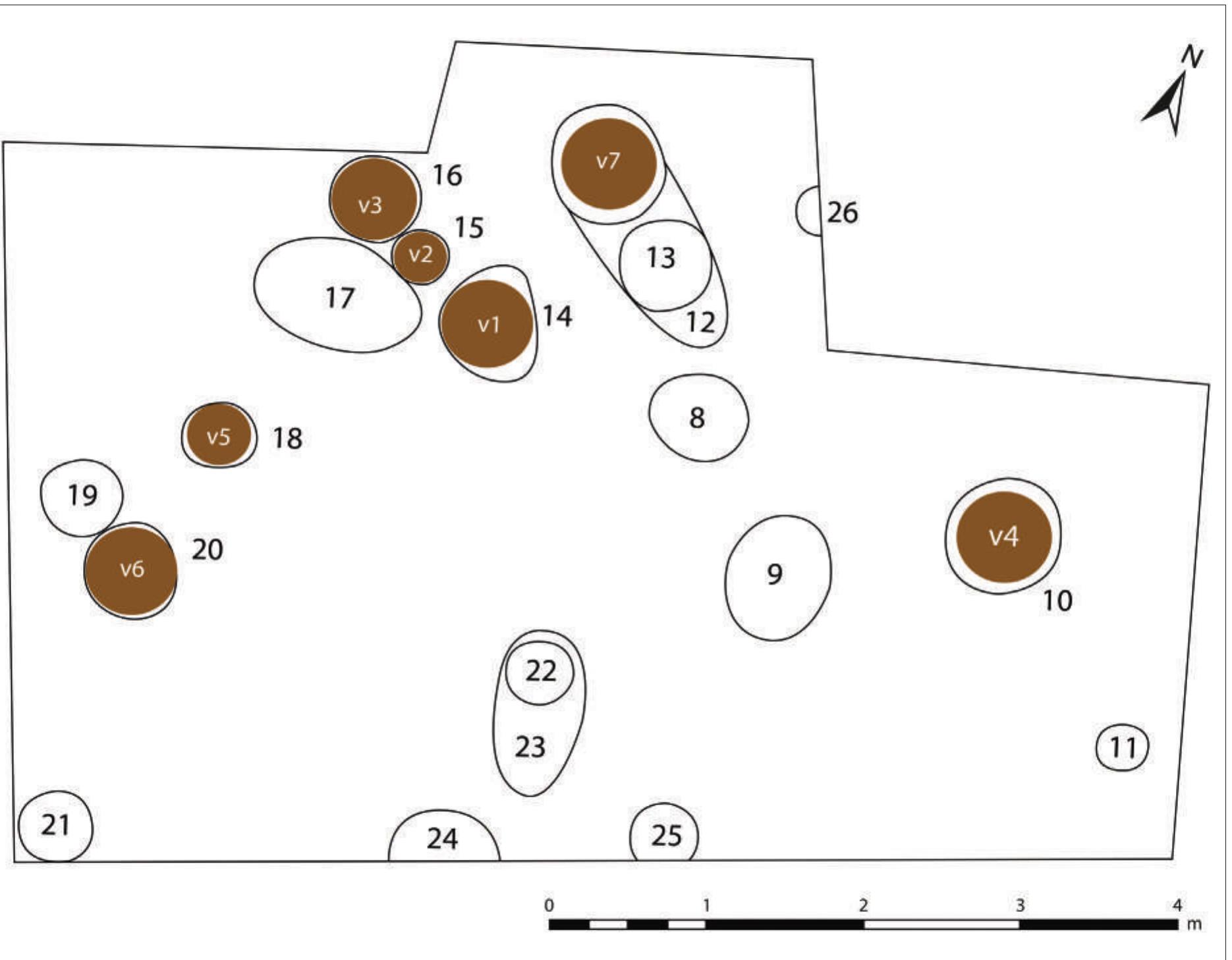 Fig. 4. Plan of the excavated area of La Touche és Pritiaux, Saint-Glen, with V1 featuring the hoard (graphics G. Cabanillas de la Torre).