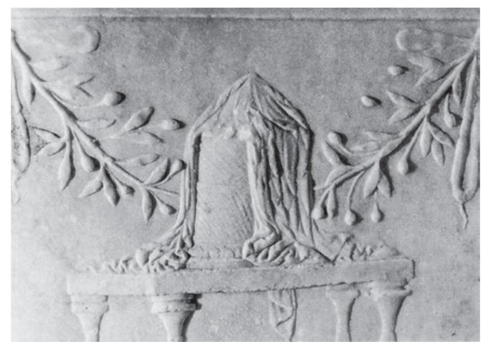 striving to trace its genesis in every detail. While the elaborate, complex design of no. 1 makes it is an isolated case, the other urns from Rome (except for no. 3) can be explained in similar terms. In their design, they are also evidently intended to create the impression of being lifelike replicas of wicker baskets, but they do not address or provoke this relationship in such a targeted way. Overall, this phenomenon is heterogeneous in formal details and confined to the Early Imperial period; it can thus be understood historically as a snapshot, without any discernible chronological depth.  striving to trace its genesis in every detail. While the elaborate, complex design of no. 1 makes it is 