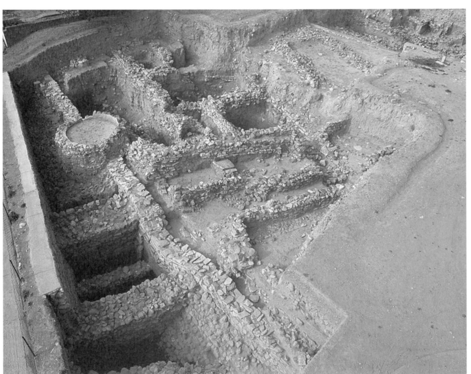 Fig. 5. Early Bronze I defensive system with monumental gate into the city of Liman Tepe (H. Erkanal). 