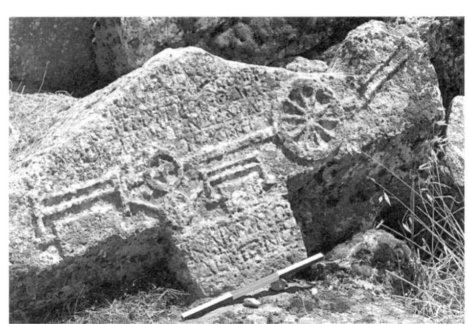 Fig. 27. Lid of marble sarcophagus of the second half of the third century C.E. from Hierapolis, which bears a low-relief  representation of a hydraulic saw used for cutting stone blocks (F. D’Andria). 