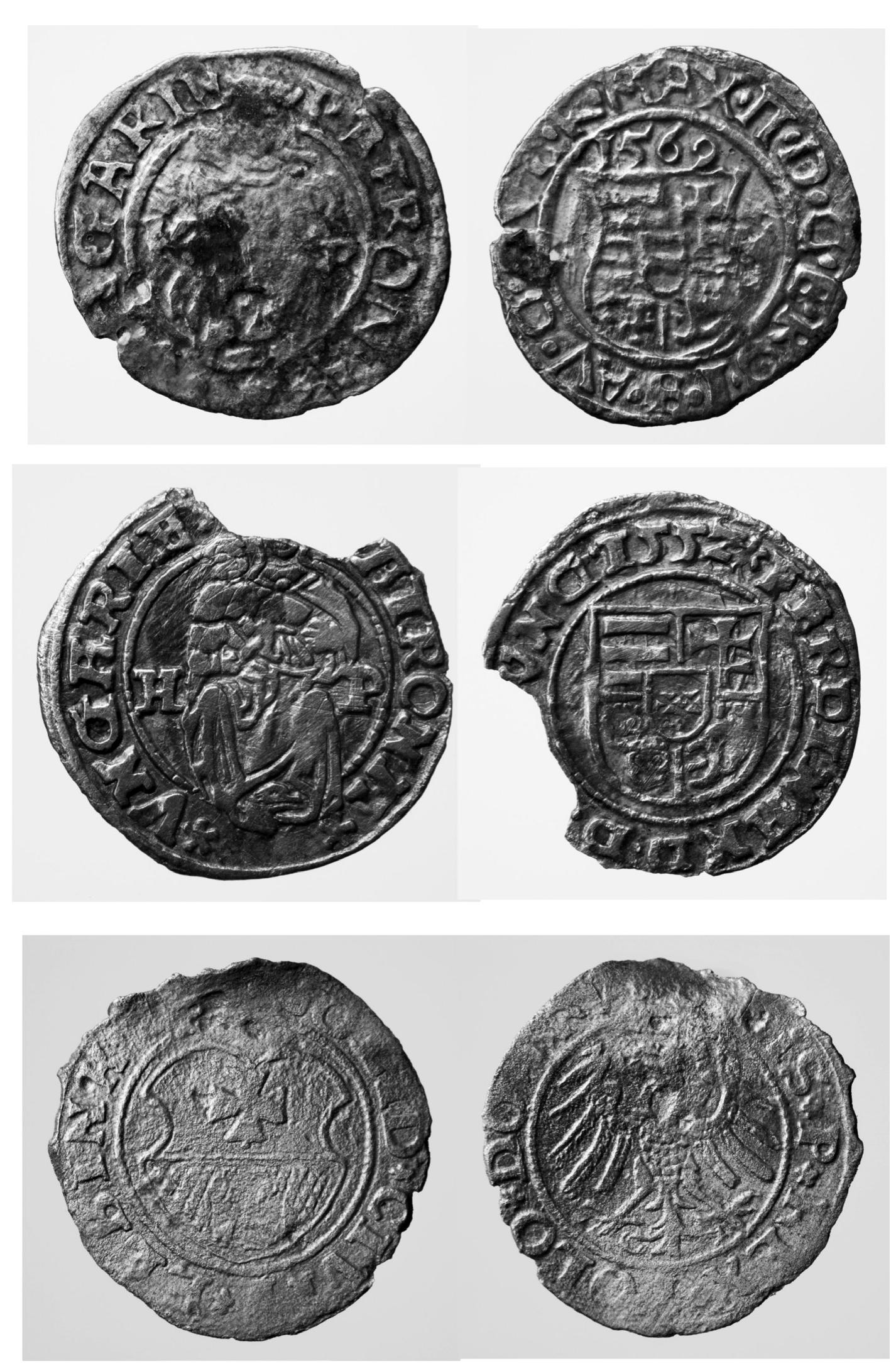 Dariusz Niemiec, Przemystaw Nocunh, Kajetan Nowak, Agata Sztyber, Michat Wojenke   Fig. 13. Krakow, Stare Miasto (Old Town), Jagiellonian University’s Ogrod Profesorski, trench 1/07. Coins from the 16" century (photo by G. Zygier) 