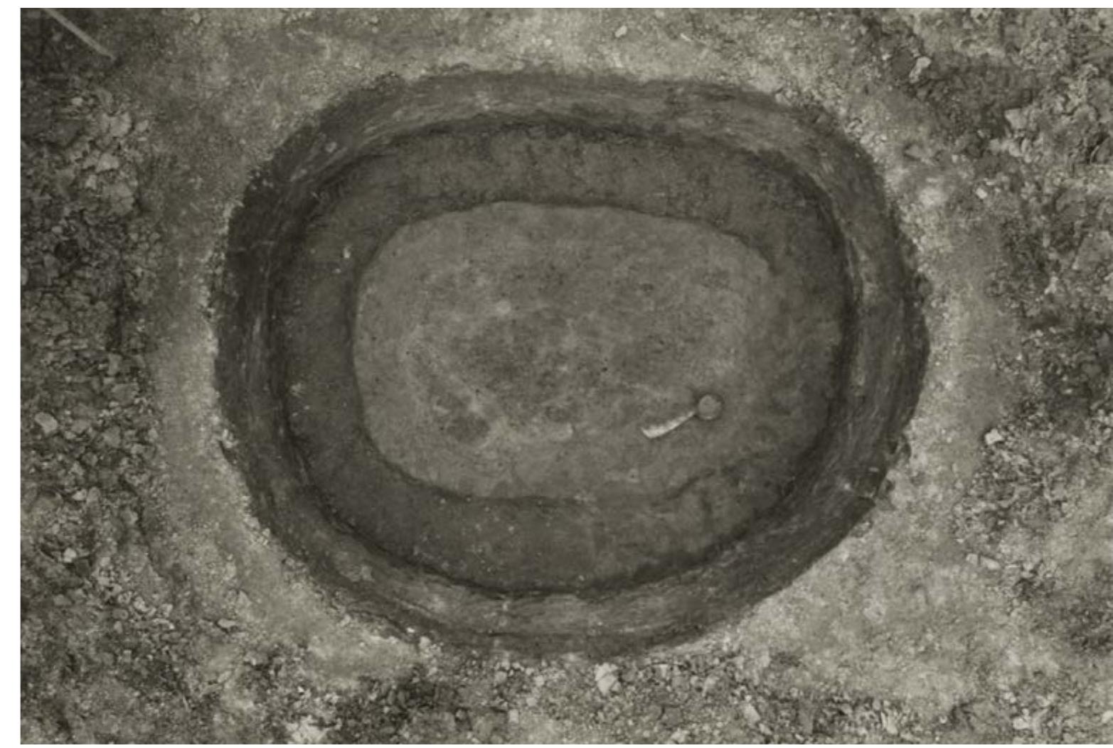 Fig. 6.6 Excavation of an inhumation grave during the 1966 campaign. 