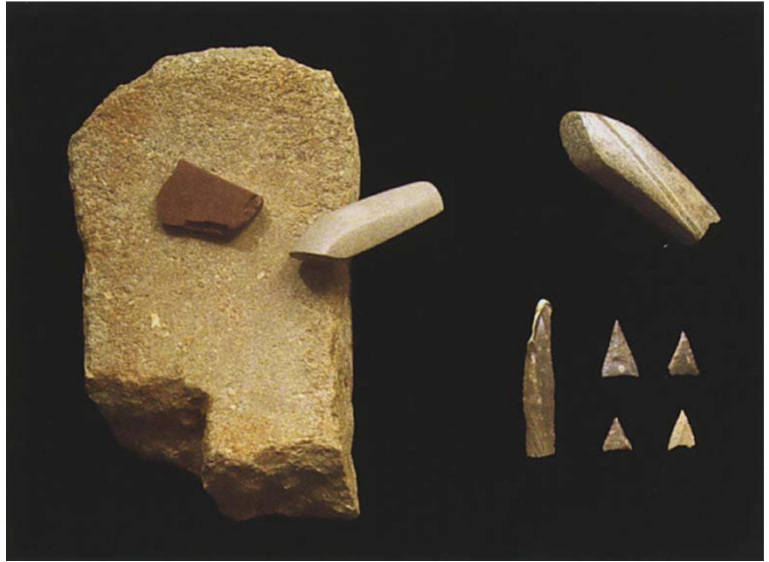 Fig. II.5 Grave goods from two graves (left: grave 7; right grave 189) including a bundle of arrowheads, a blade, one quern covered with ochre, two adzes and a fragment of red ochre (source: Heinen & Nehren 2005, Fig. 21). 