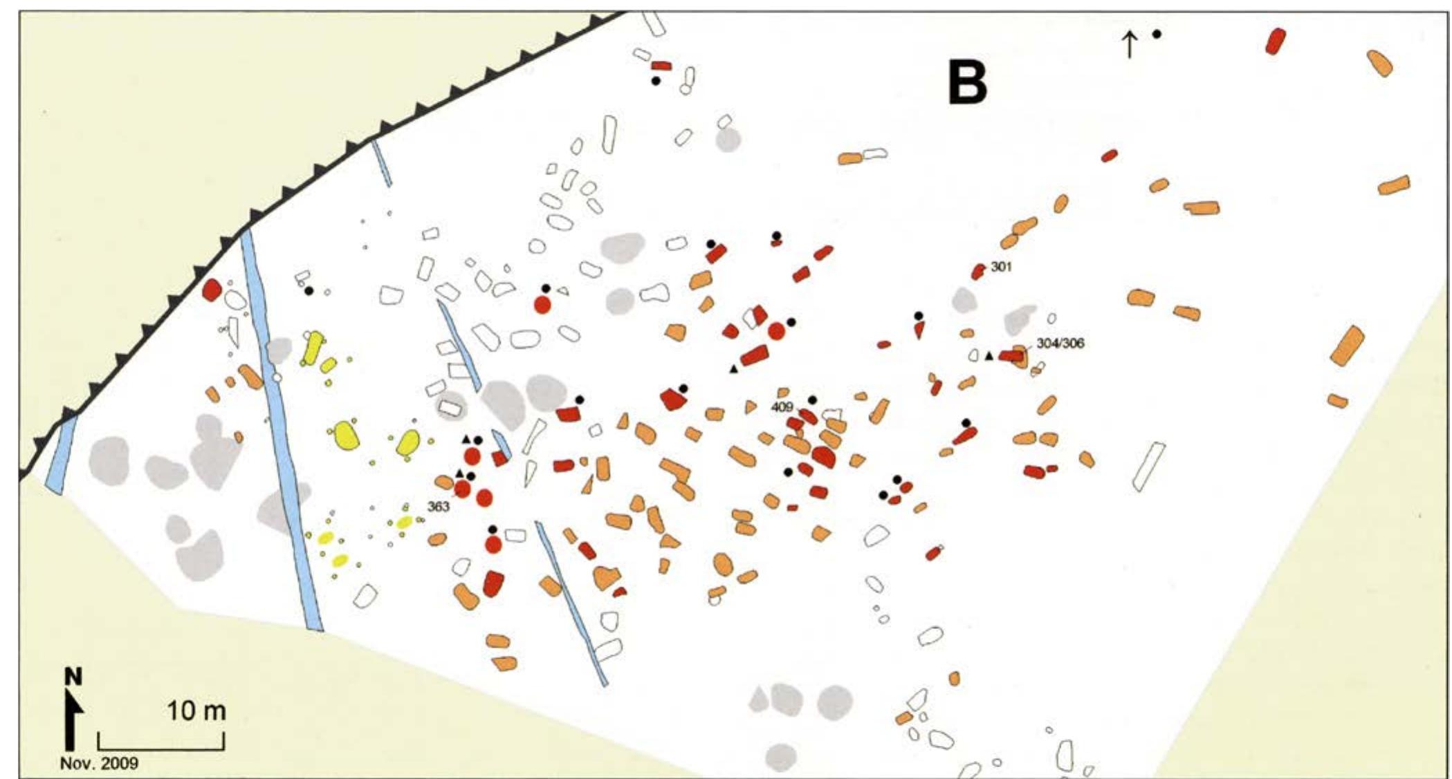 Fig. II.10 Plan of (parts of) the burial site Merzenich-Morschenich as excavated between 2006 and 2009 (source: Gaitzsch & Janssens 2010, Fig. 38). Findless graves are presented in orange, graves with finds in red (adzes represented as a black dot and arrowheads as traingles). Yellow (Iron Age) and blue (Roman Age) colours represent features from younger periods, or disturbances (grey). 