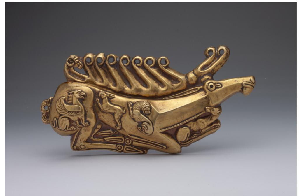 Figure 29. Scythian-stag plaque. Gold. Fifth century. Kul’oba barrow, Crimea. Source: State Hermitage Museum, St. Petersburg.  China, showcases a new “topolect” of the original shared idiom.  Such a strong interest in vegetation could point to a growing incur. sion of traditional Chinese motifs into the Eastern Steppe visua: vocabulary. Trees and other vegetal patterns dominate the repertoire of whimsical beings in various Classical Chinese texts, from the Shan- hai jing Ug&% (approx. fourth century B.c.E.) to Soushen ji #2 eit (fourth century c.E.). One is reminded of the peculiar penghou $745 creature introduced both in the Soushen ji and the later herbology vol: ume Bencao gangmu AEA] A (Compendium of Materia Medica) as < 