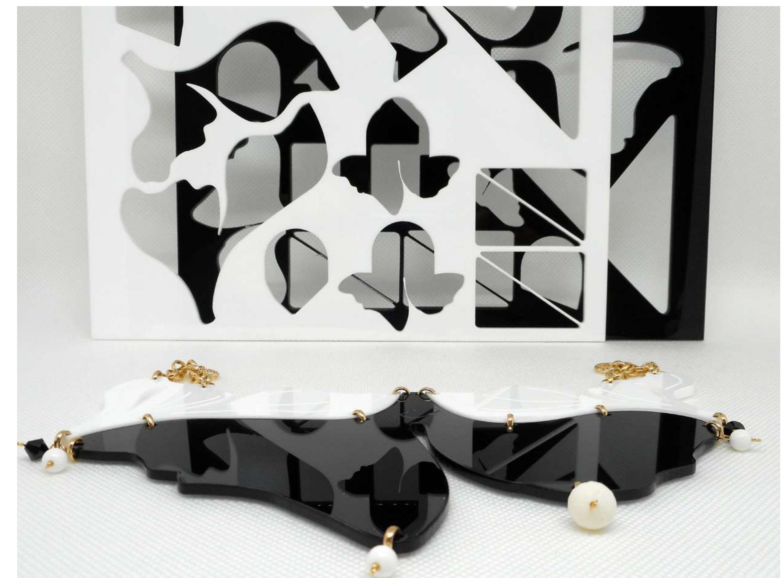 fig 1, Anetlo Neapotts | Collezione Mythos — accraio satinato e lavorato artigianalmente con cristallo Swarovski  Fig 2. Orecchini Feconda | Collezione Felix — Pietre di onice e Plexiglass specchio argento inciso e taghato a laser  lig 3. Collana Segreti | Collezioen Ginco — Pietre di Agata naturale, Onice e Ciondolo in plexiglass inciso e tagliato a laser Fig 4. 4.Orecchini GIO SOTICT | Premio speciale Let’s Feel Good — Concorso Ridefinire il Groiello VIL, Plexiglass specchio argento, arancione e verde. 