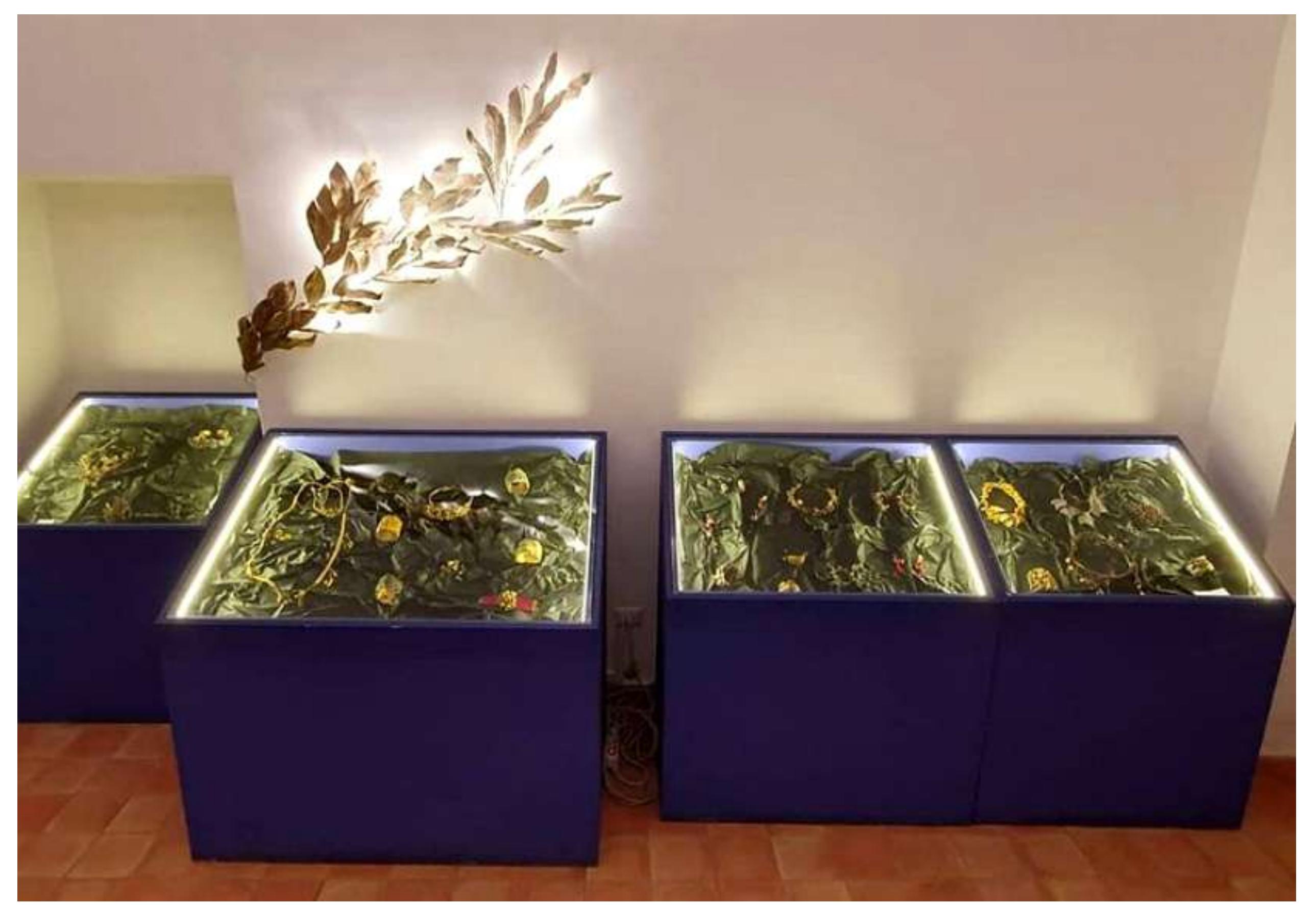 ig, 1-2-3 Laura Finestres, Immagini dalla collezione di oellt “Captiwe Garden” (Fonte: https://laurafinestres.com) ig. 4 Locandina della Edizione straordinaria della manife- fazione “RicartapestiAmo” organizzata dall’Associazione ulturale MUS.A. nell’ambito del Progetto SA. VA.GE. Gigh 1 Nola (Capofila: Dipartimento di Architettura e Disegno ndustriale, Universita della Campana Luigi Vanvitelli), ovembre 2019  ig. 5 Laura Finestres, esposizione di guoielli in cartapesta e jementi naturalt nell’ambito della manifestazione “Ricartape- Amo”, novembre 2019  Fig. 1-2-3 Laura Finestres, Images from the “Captive Gar- den” jewelry collection (Source: https://laurafinestres.com) lig. 4 Poster of the Extraordinary Edition of the “Ricartape stiAmo” event organized by the Cultural Association MUSA as part of the SA. VA.GE. Gigh di Nola (Lead Partner: Department of Architecture and Industrial Design, Unwerstt) of Campania Luigi Vanvitelli), November 2019  Fag. 5 Laura Finestres, display of paprer-maché and natural  pigments jewelery as part of the “RicartapesttAmo” event, November 2019 