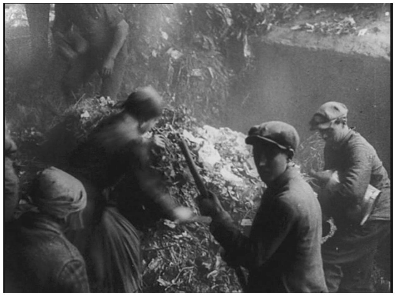 Figure 5.1. Screen capture of ragpickers from La Zone (Georges Lacombe, France, 1928). 