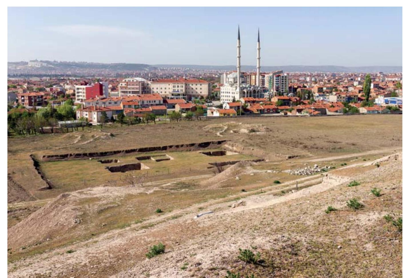 FIGURE 23: Excavations on the foot of the tell at SarhéyUk-Dorylaion in Eskigehir (Luwian Stud- ies #0235). 
