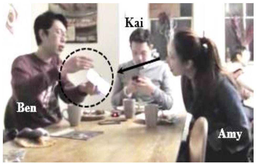 Figure 8.5: Curving gestures around the object 