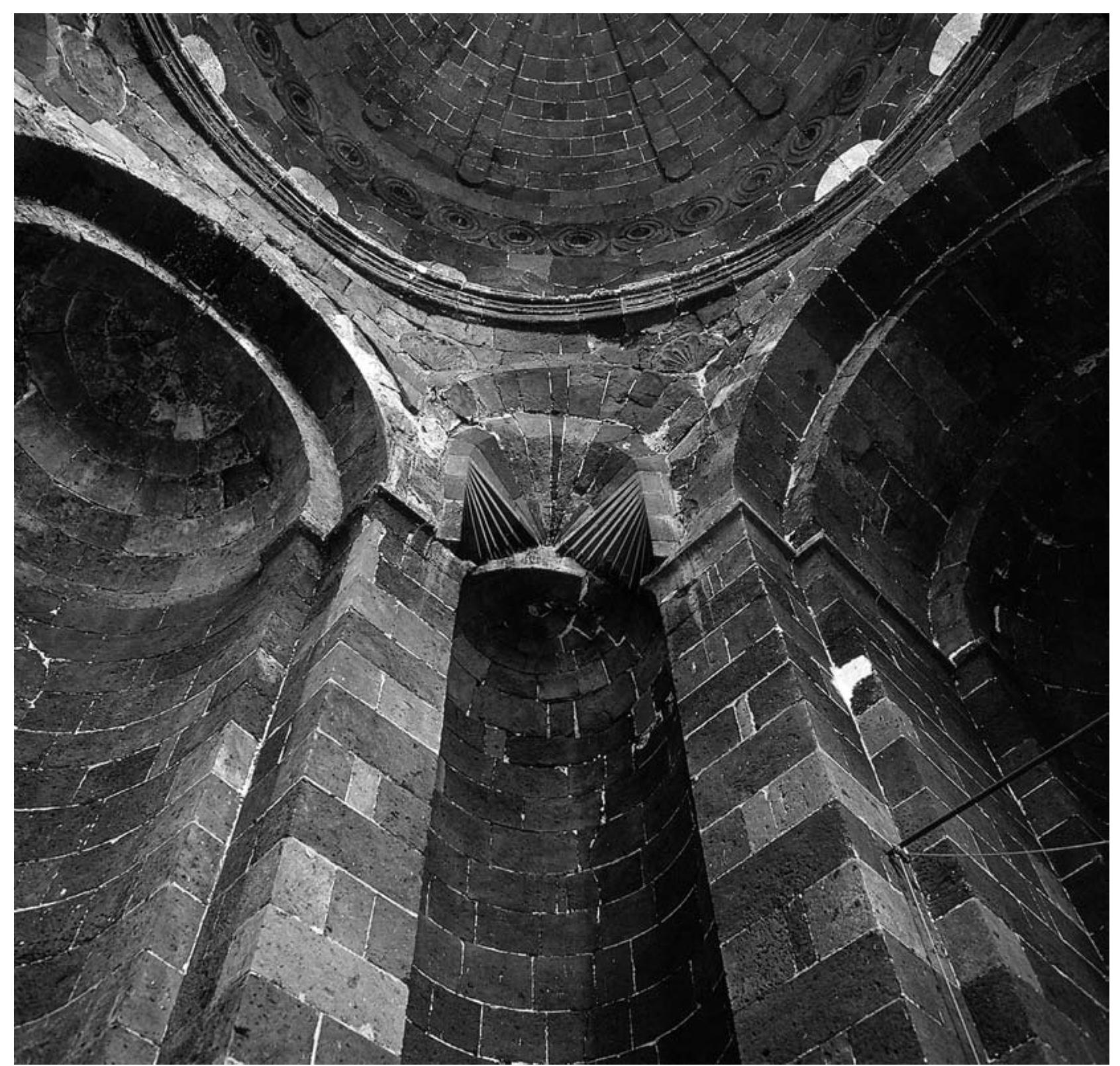 2. ValarSapat (Armenia), chiesa di Surb Hiip’sime, vista dall’interno della nicchia angolare sud orientale e della cupola. Archivio CSDCA 