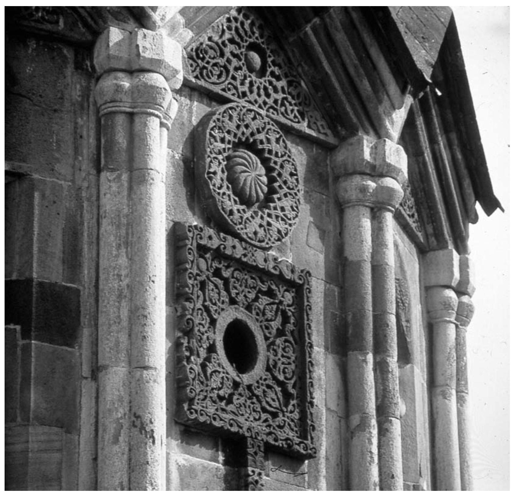 3. Ganjasar (Nagorno Karabakh), monastero, chiesa di Surb Hovhannes Mkrti¢’, particolare decorativo del tamburo esterno. Archivio CSDCA 