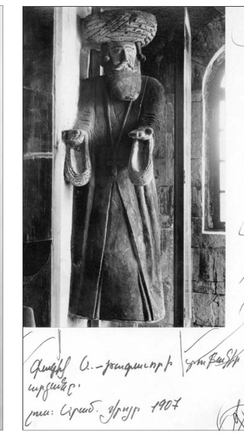 6. Sezione del prospetto della chiesa di Surb Hovhannes di Sorhul (Iran). Archivio CSDCA 8. Statua del Re Gagik* proveniente da Ani, fotografia di A. Vruyr, 1907. Archivio CSDCA 