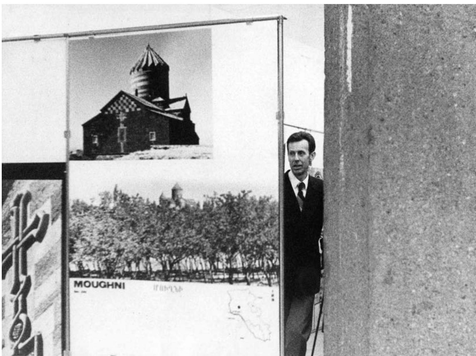 13. Adriano Alpago Novello alla mostra Architettura armena. IV-XV1 secolo. Galleria d’Arte Moderna di Torino, aprile- giugno 1975. Archivio CSDCA 