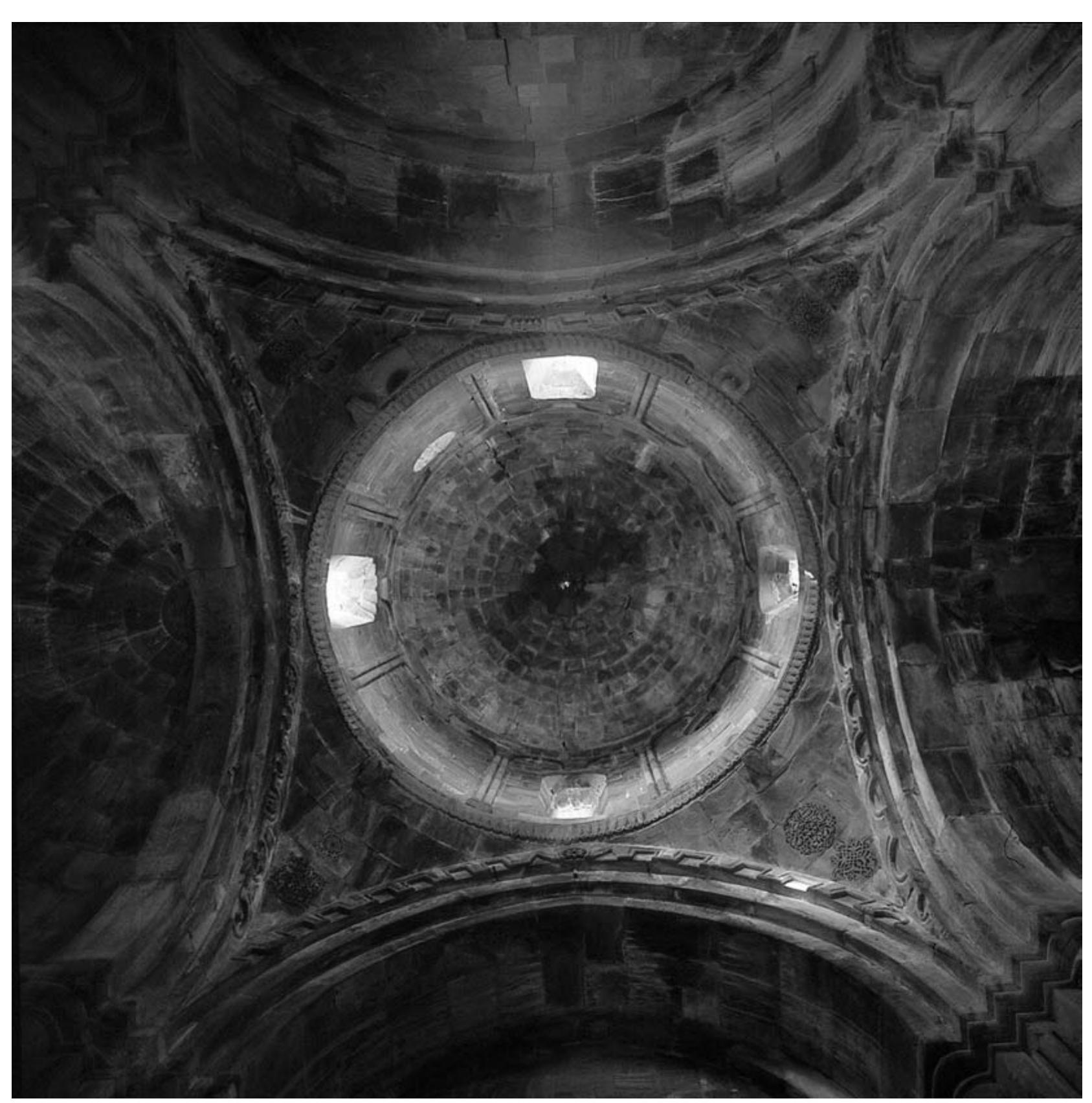 14. Ganjasar (Nagorno Karabakh), monastero, chiesa di Surb Hovhannes Mkrti¢’, effetti luministici nella cupola. Archivio CSDCA 